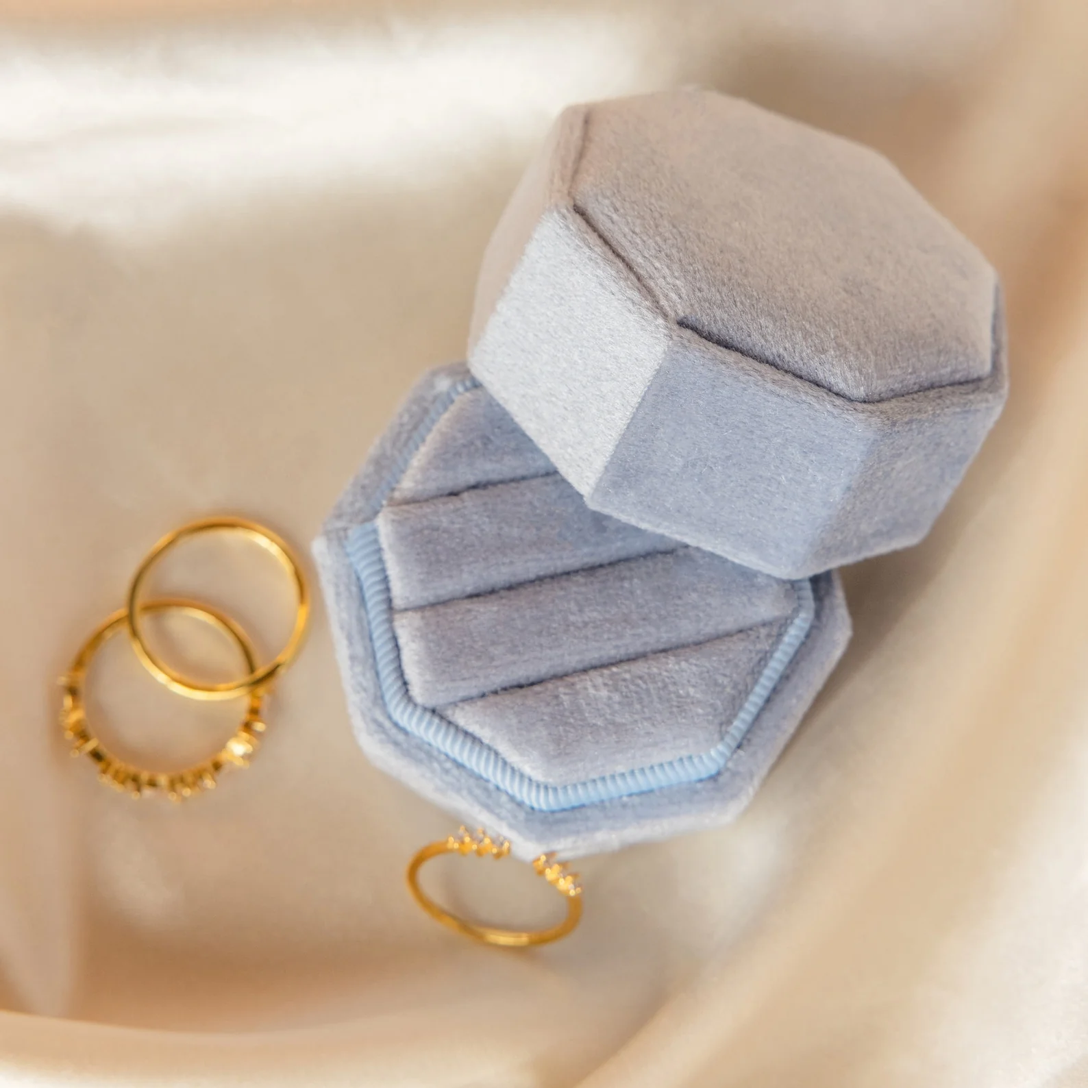 3 Slot Velvet Ring Box - Image 5
