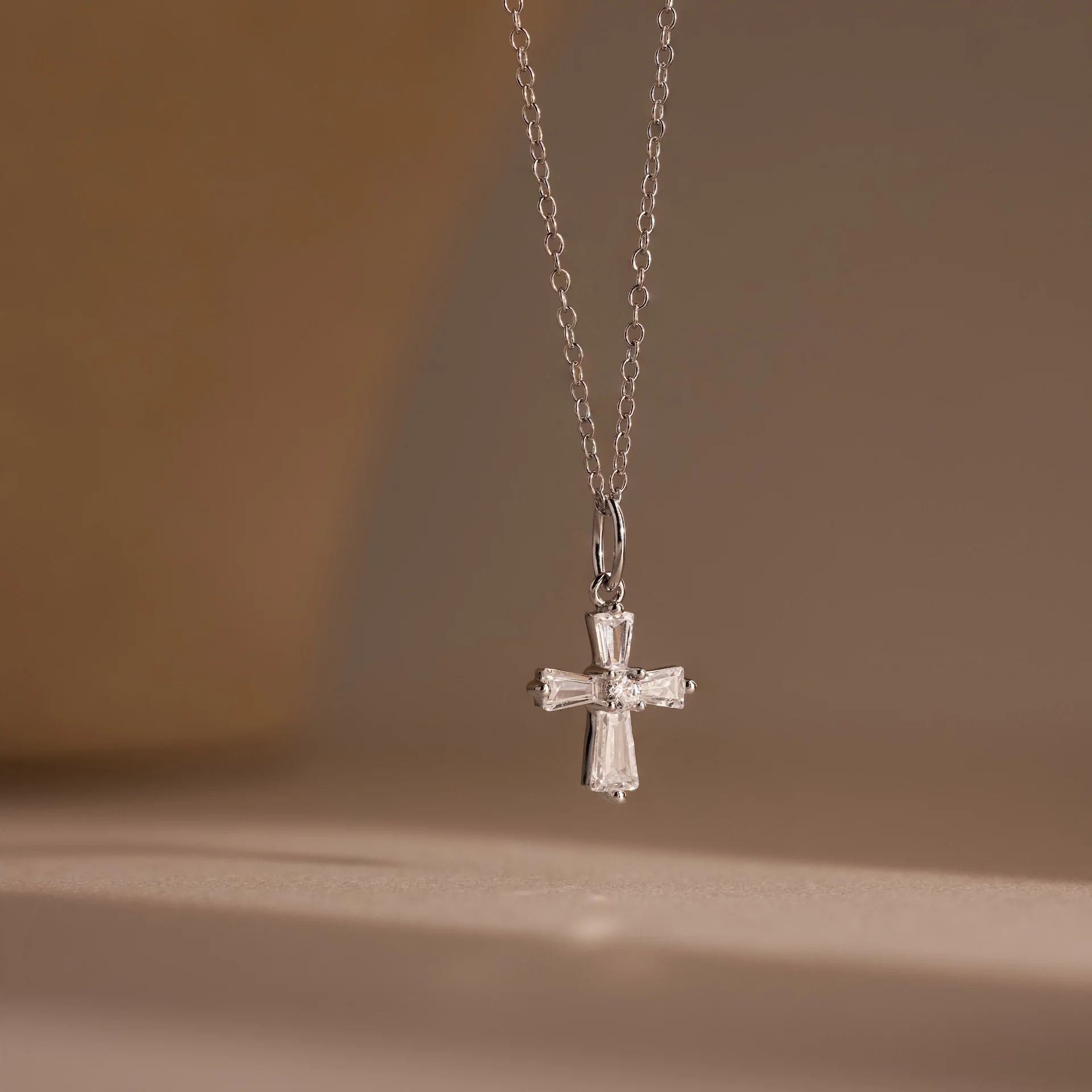 Art Deco Cross Necklace in Silver - Image 3