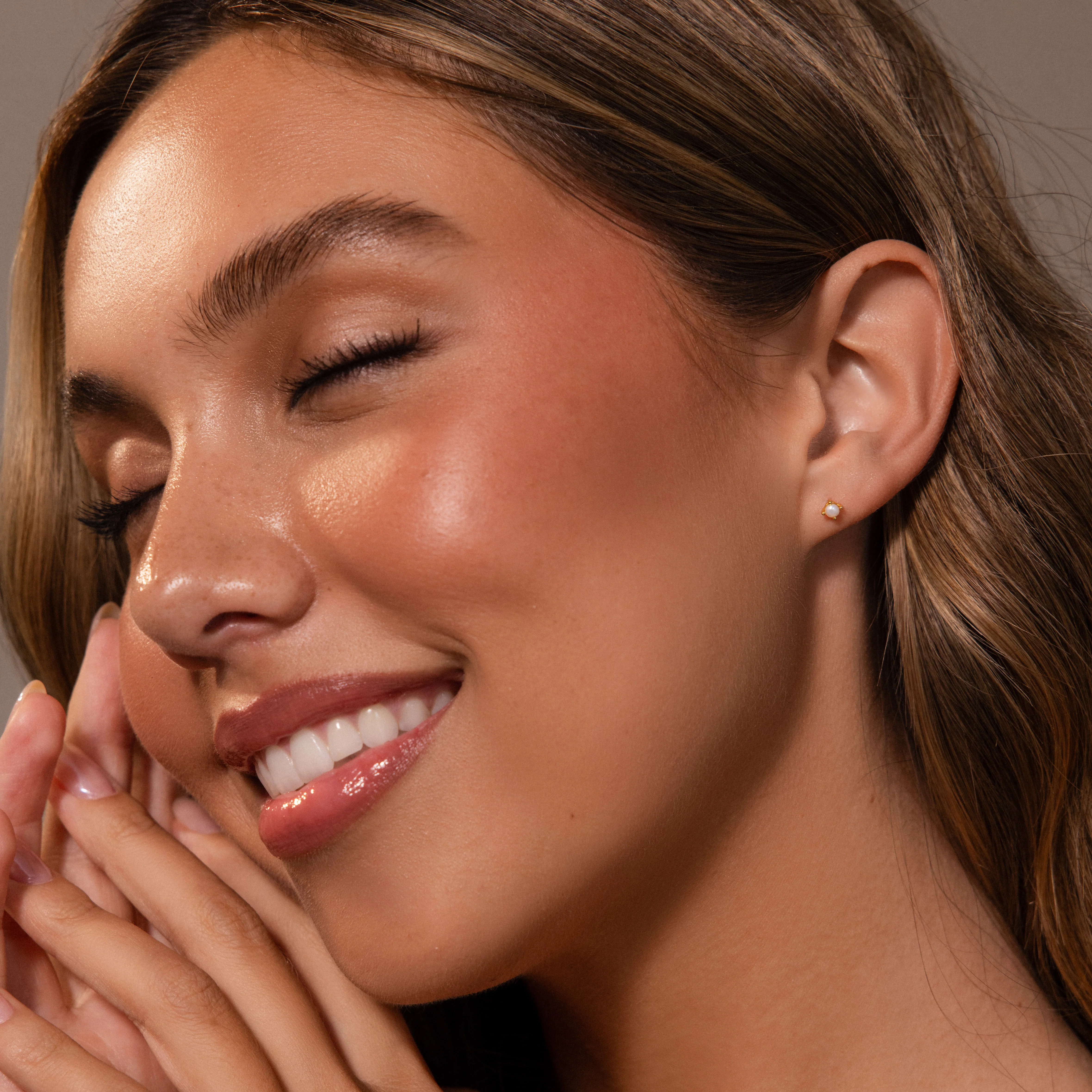 Baby Venus Flatback Studs in 18K Gold - Image 4