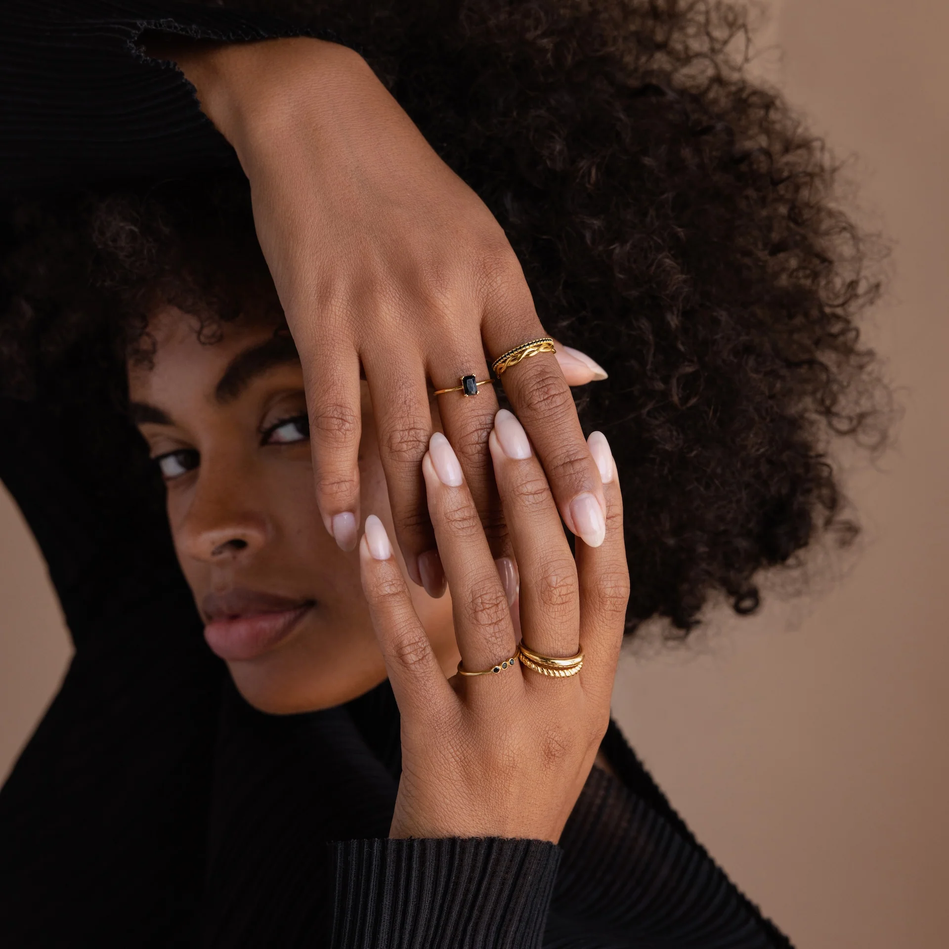 Black Emerald Ring in 18K Gold - Image 8