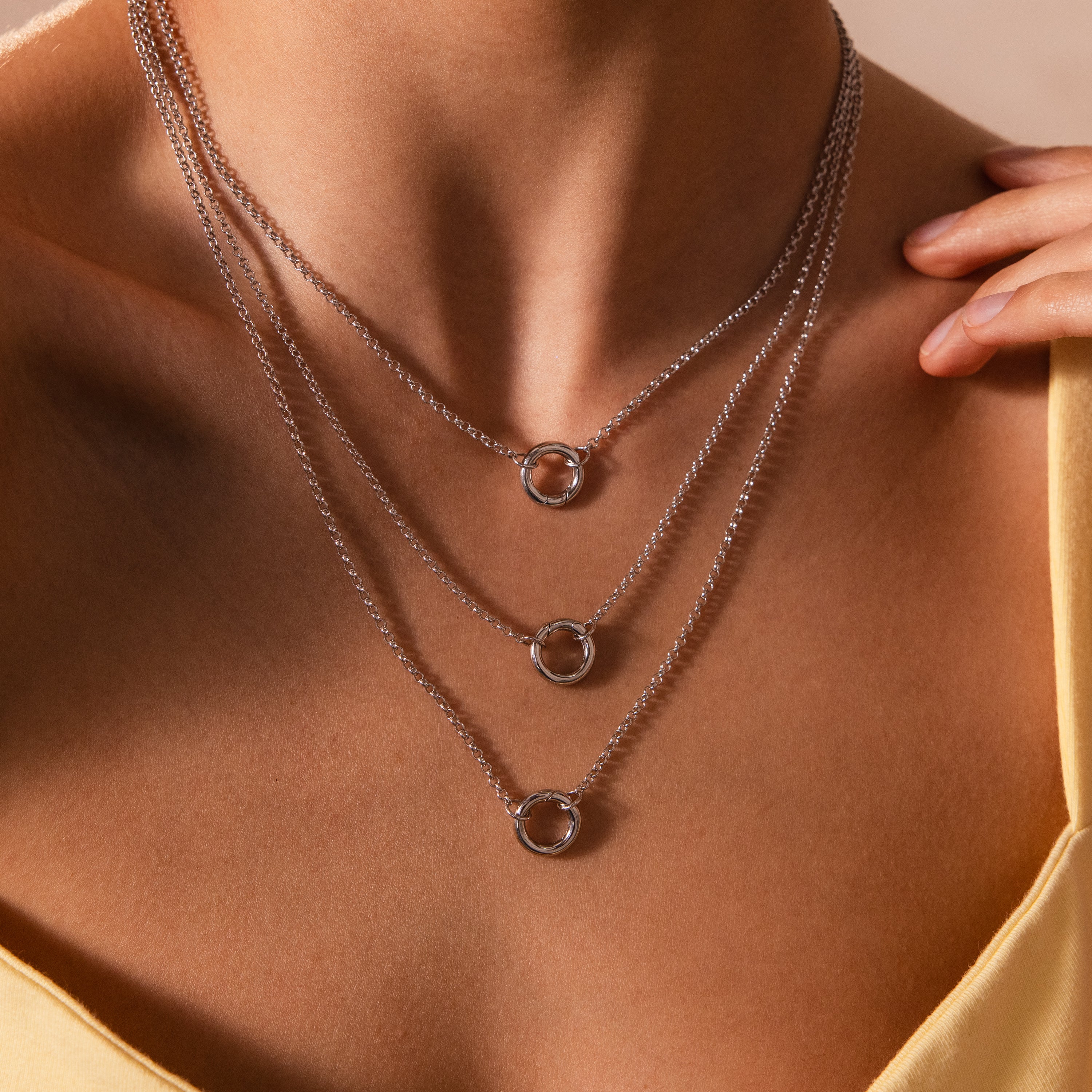 Cable Circle Charm Necklace in Silver - Image 4