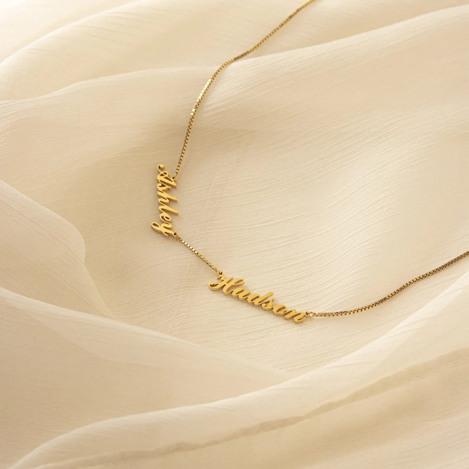 Carrie Box Chain Multiple Name Necklace in 18K Gold - Image 3