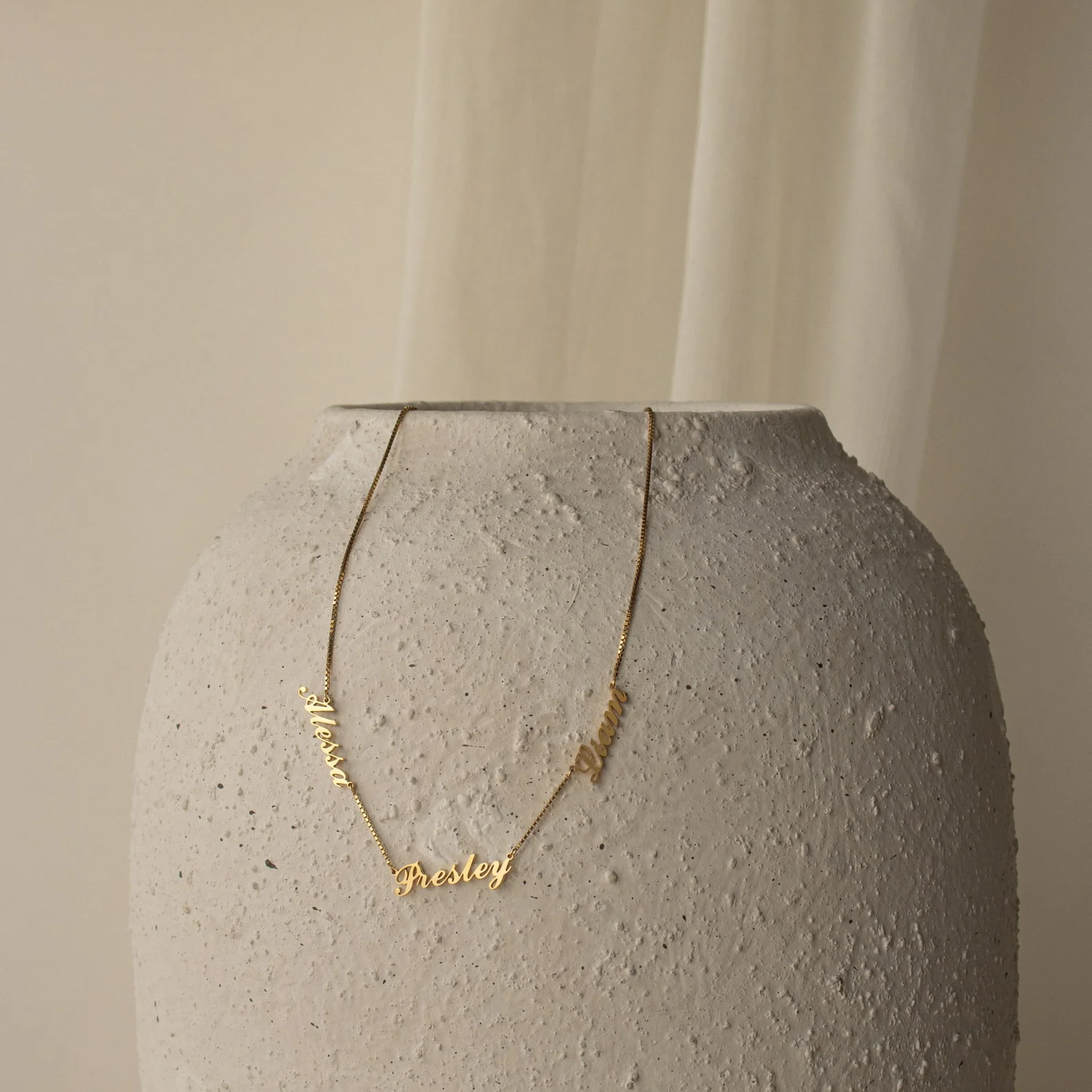 Carrie Box Chain Multiple Name Necklace in 18K Gold - Image 5