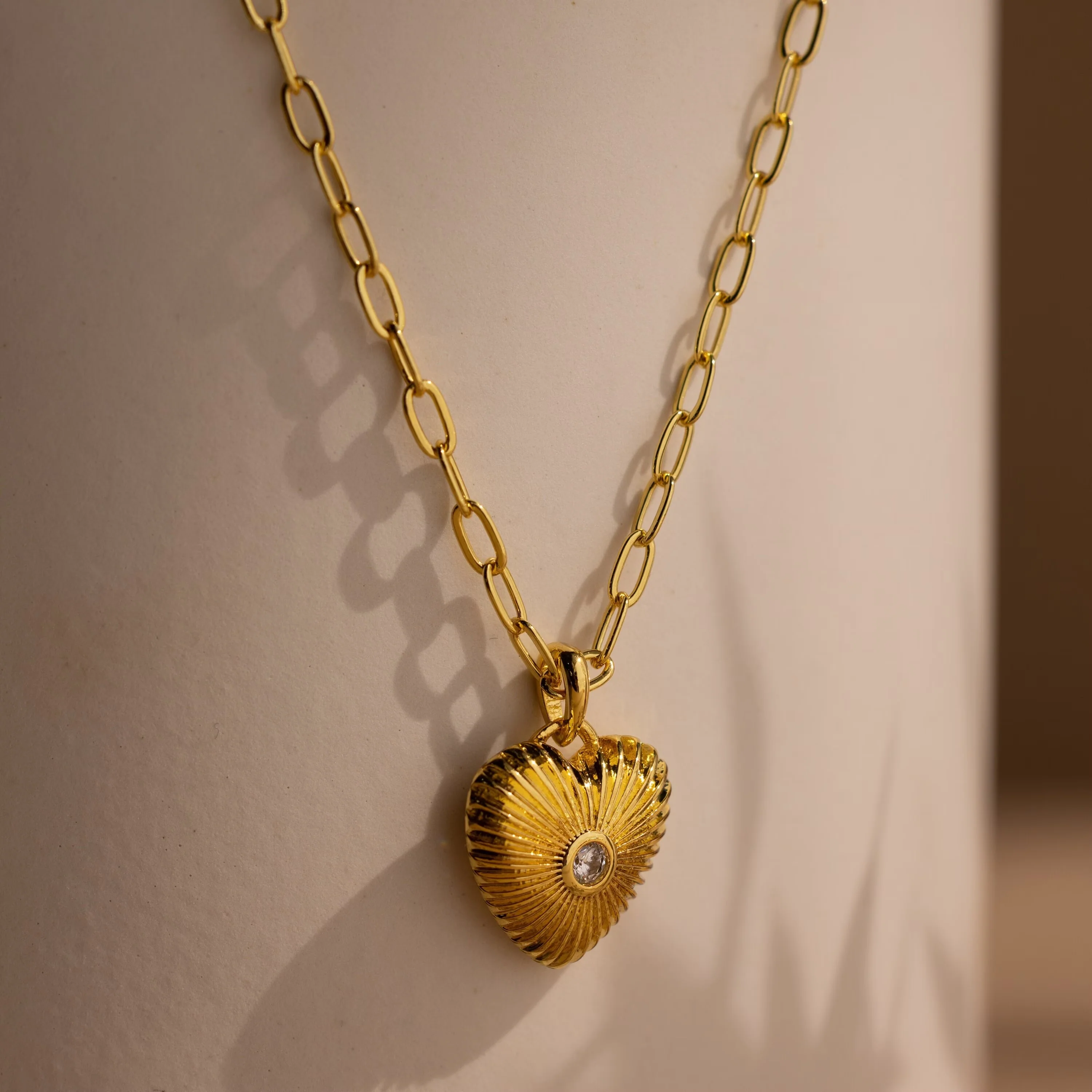 Diamond Ribbed Heart Necklace - Image 7