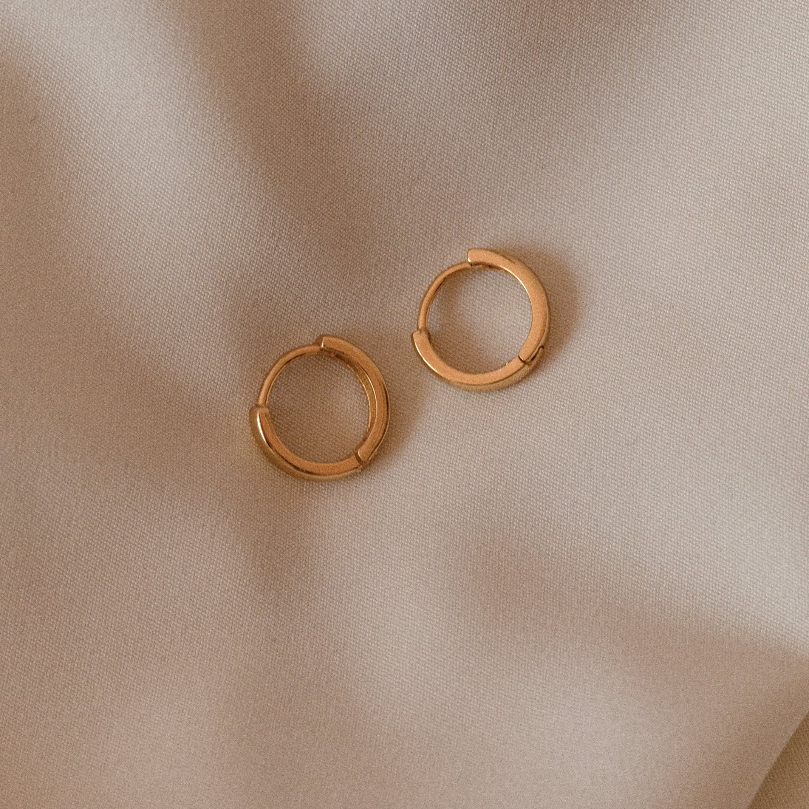 Editor II Huggies in 18K Gold - Image 5