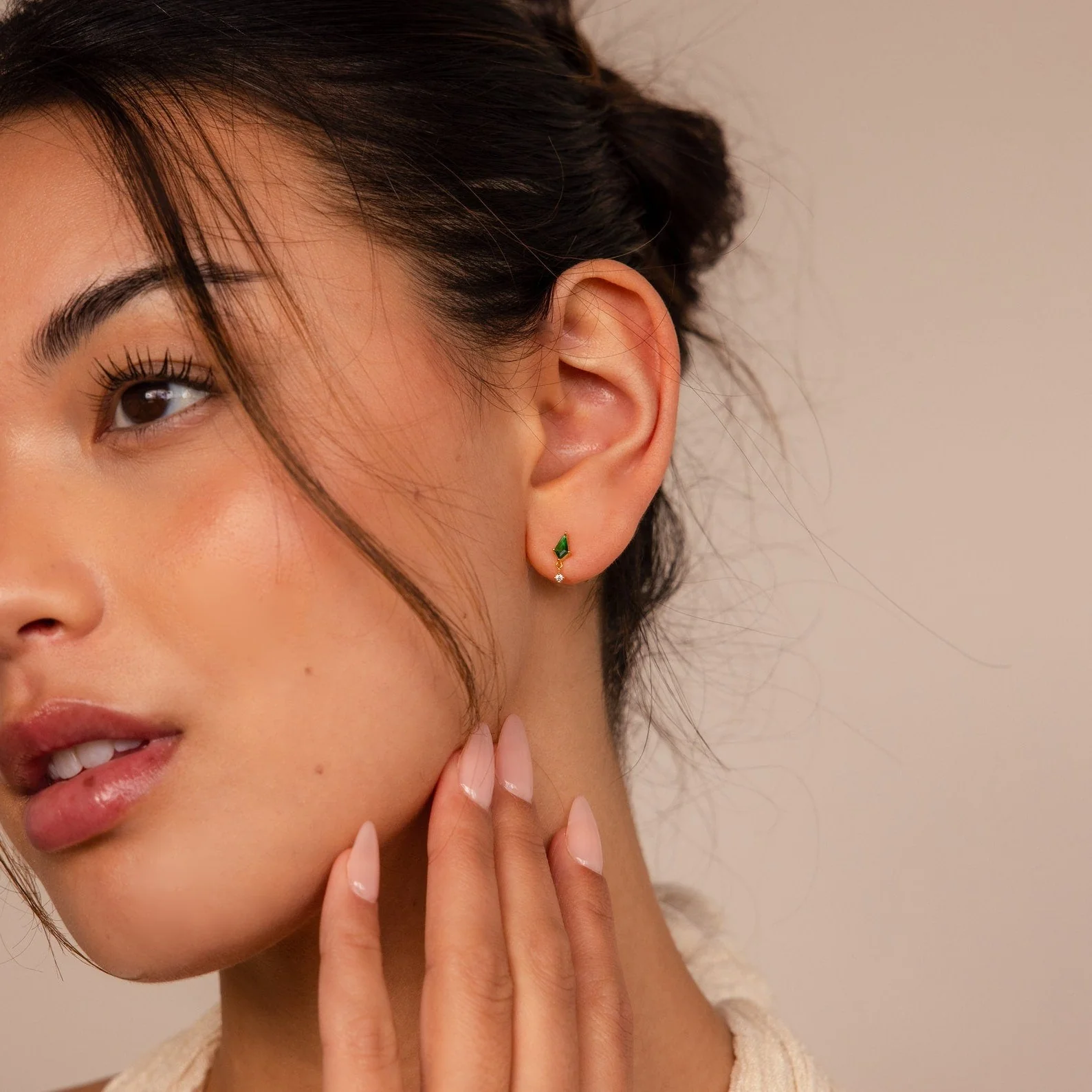 Emerald Kite Drop Earrings - Image 4