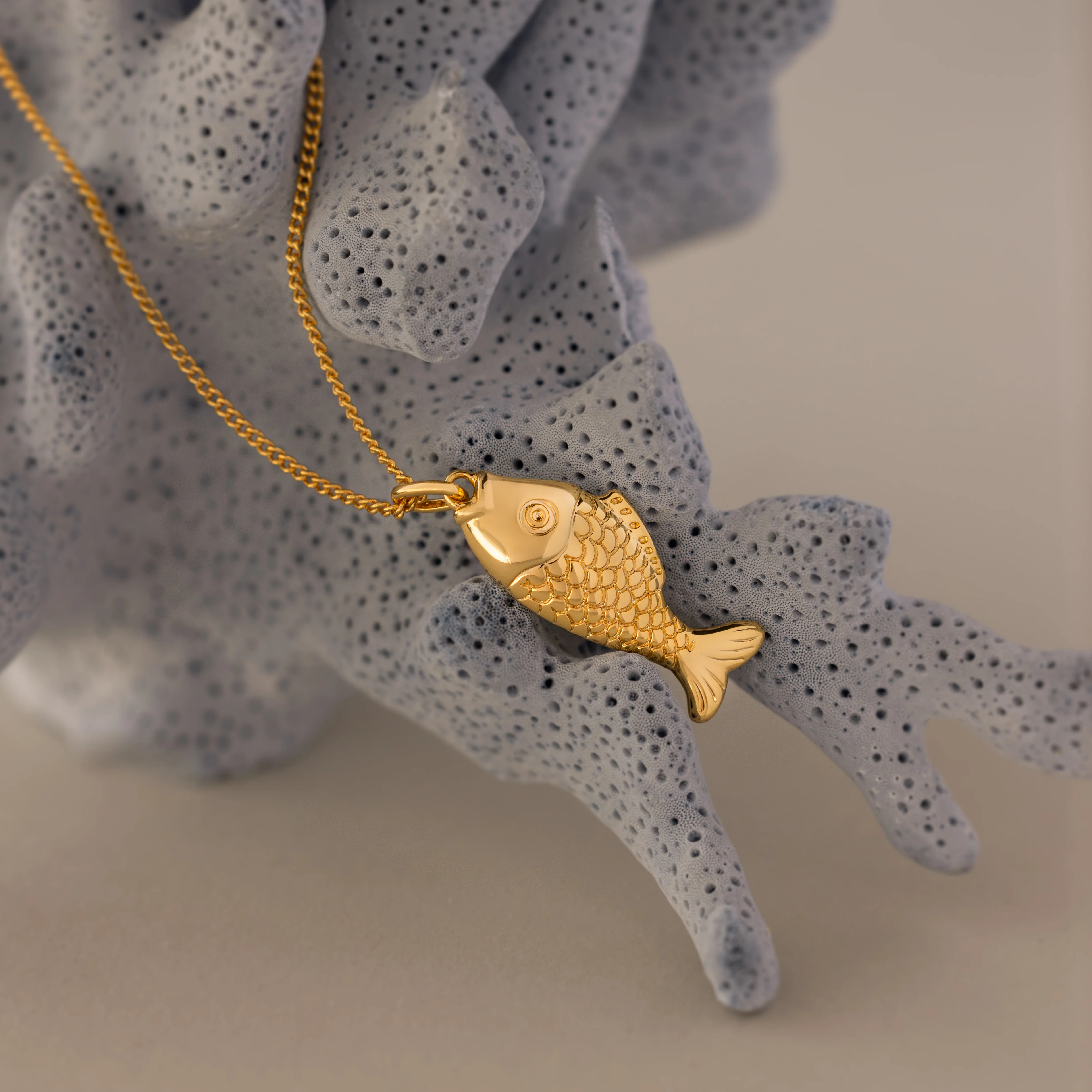 Fish Pendant Necklace in 18K Gold - Image 3
