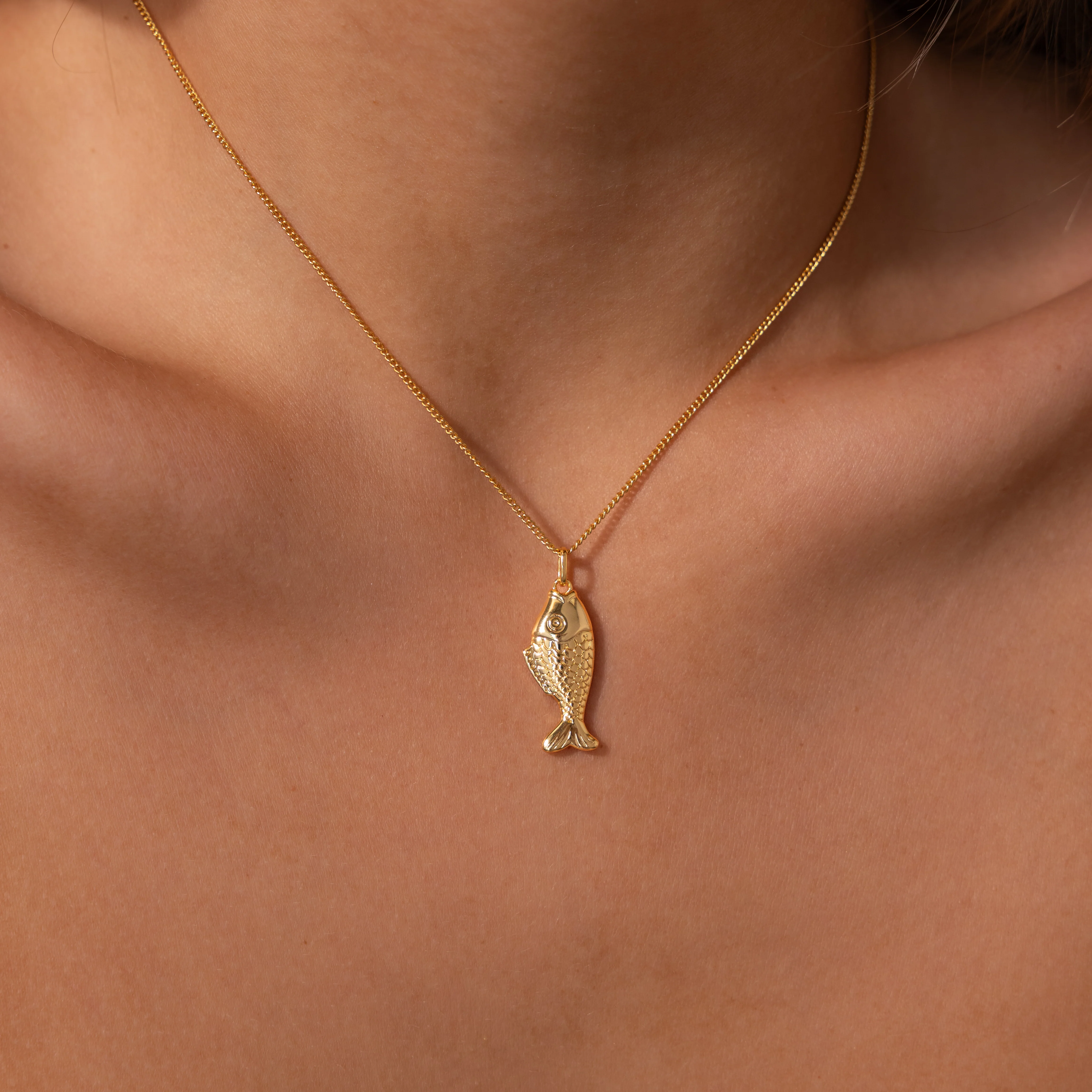 Fish Pendant Necklace in 18K Gold - Image 4