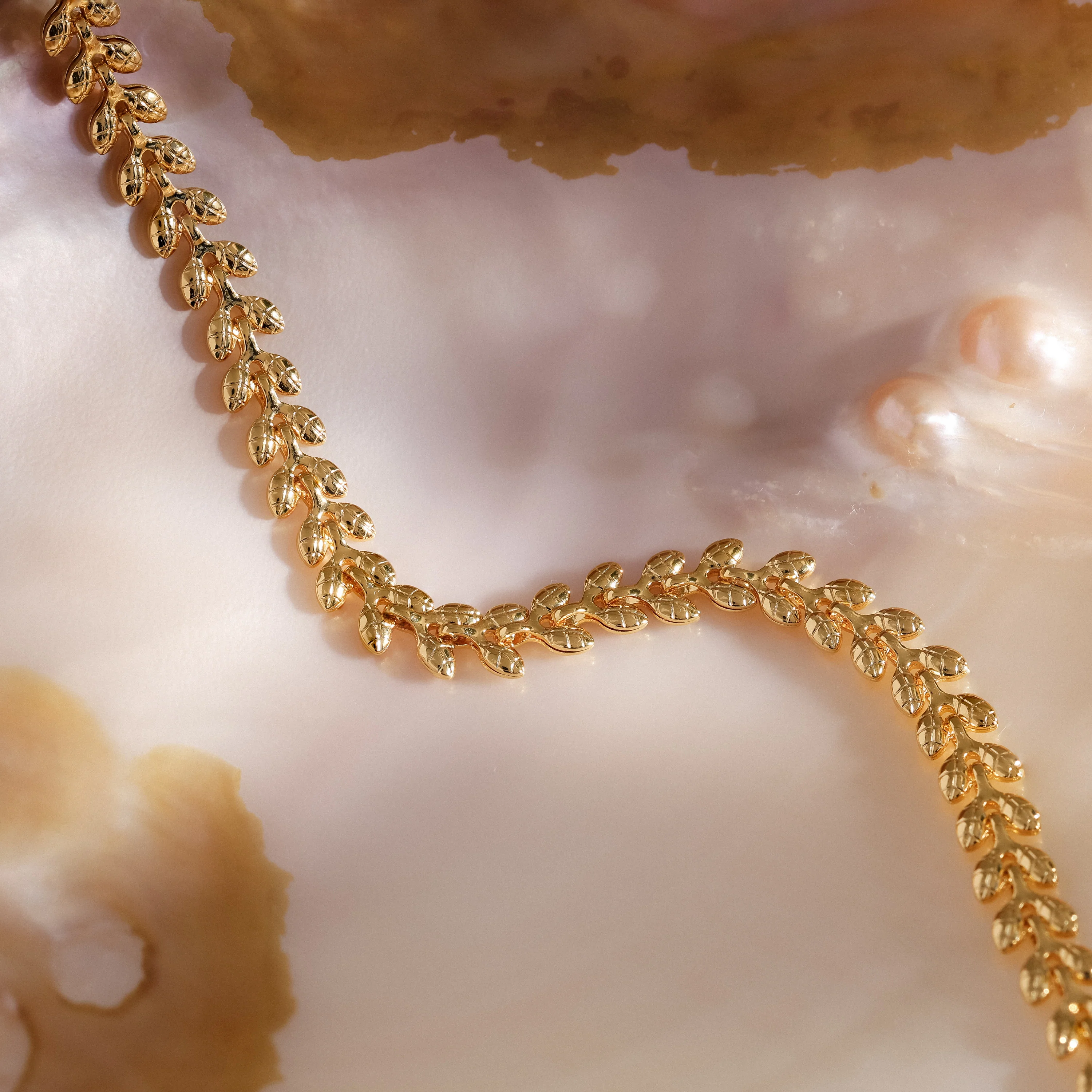 Fishtail Chain Bracelet in 18K Gold - Image 3