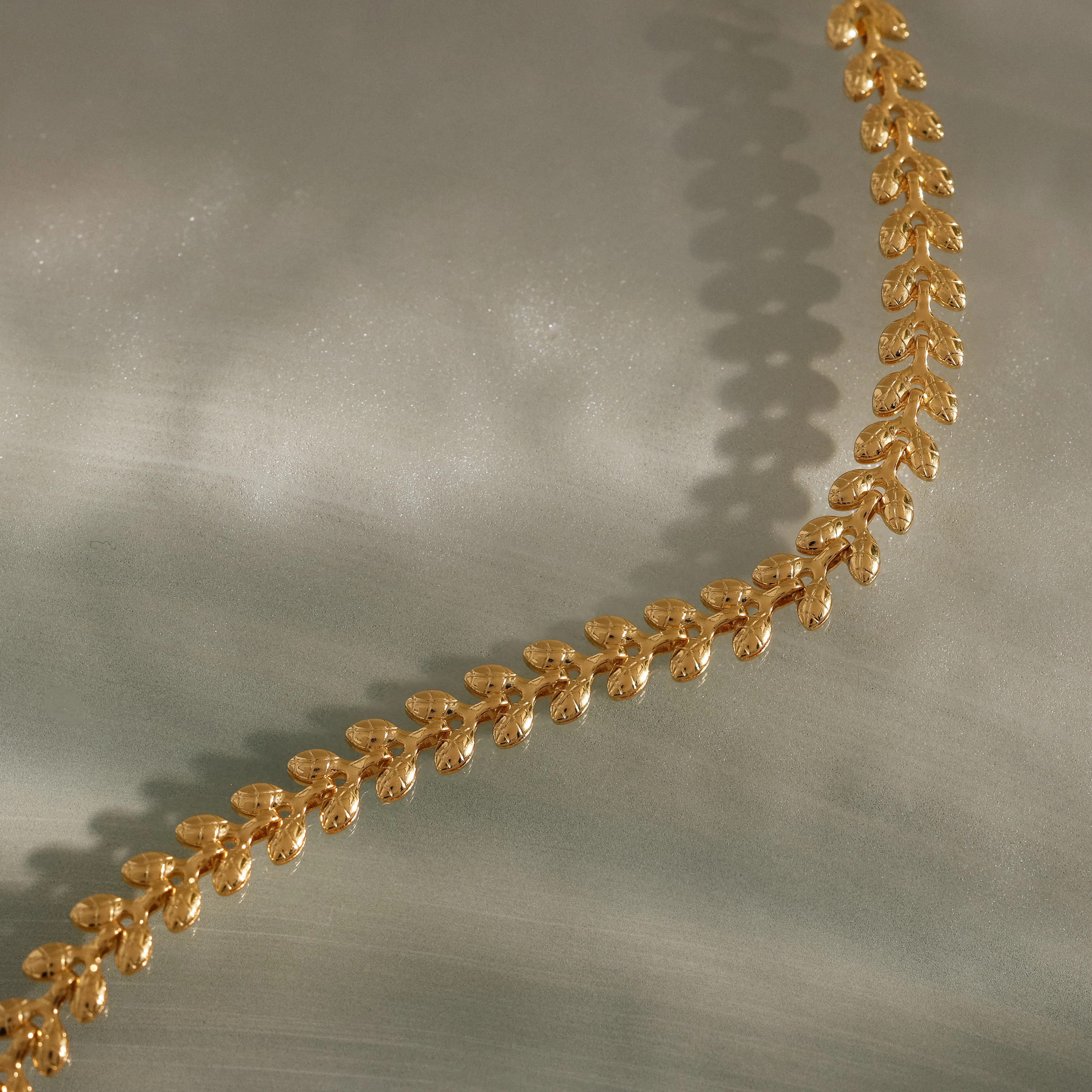 Fishtail Chain Bracelet in 18K Gold - Image 5