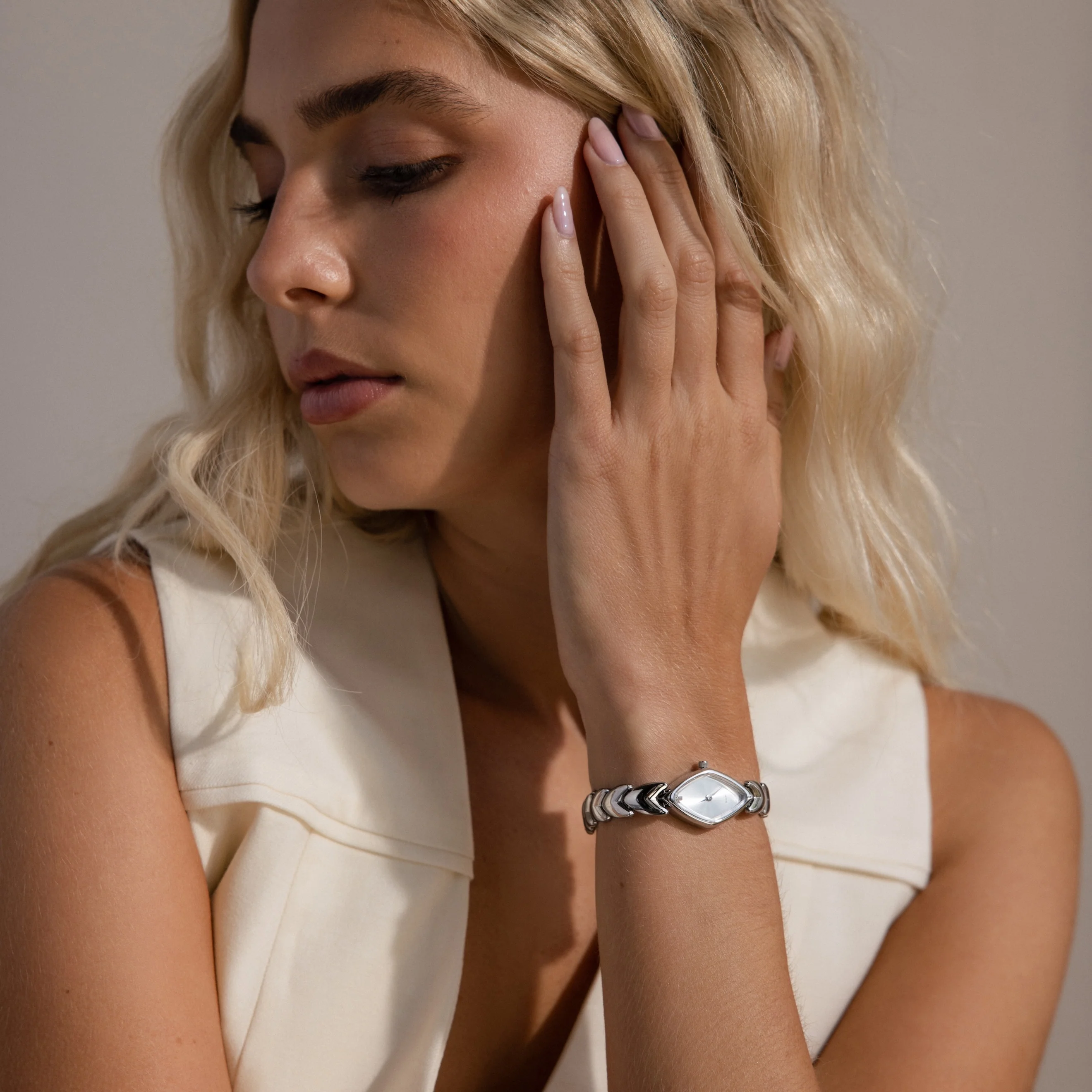Geometric Oval Timepiece in Silver - Image 4