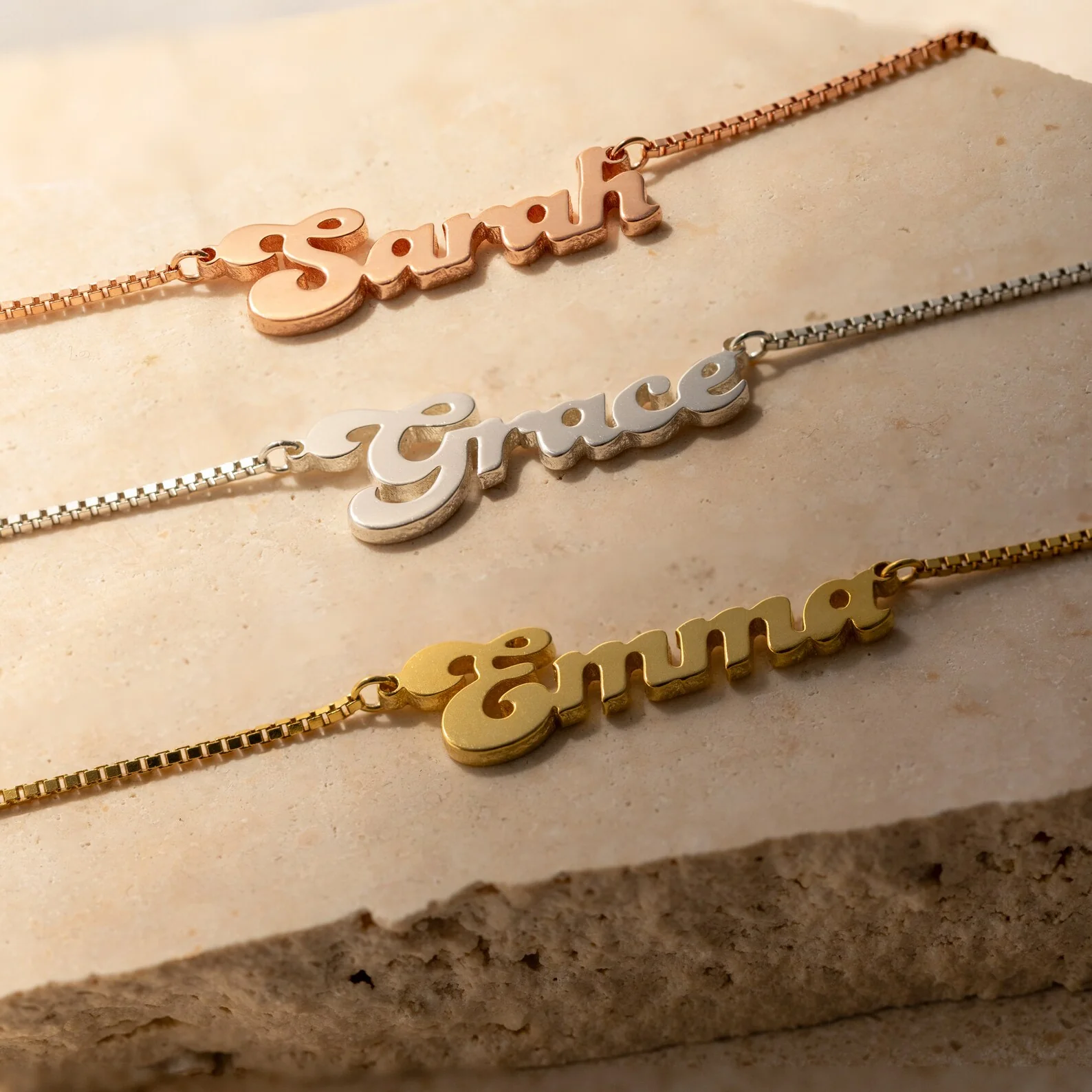 Groovy Name Necklace in Box Chain - Image 7