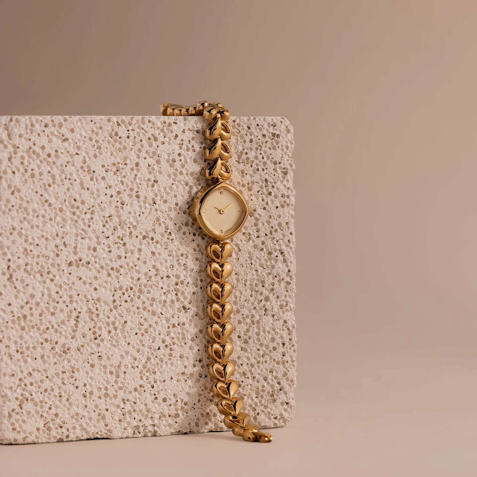 Heart Link Timepiece in 18K Gold - Image 5