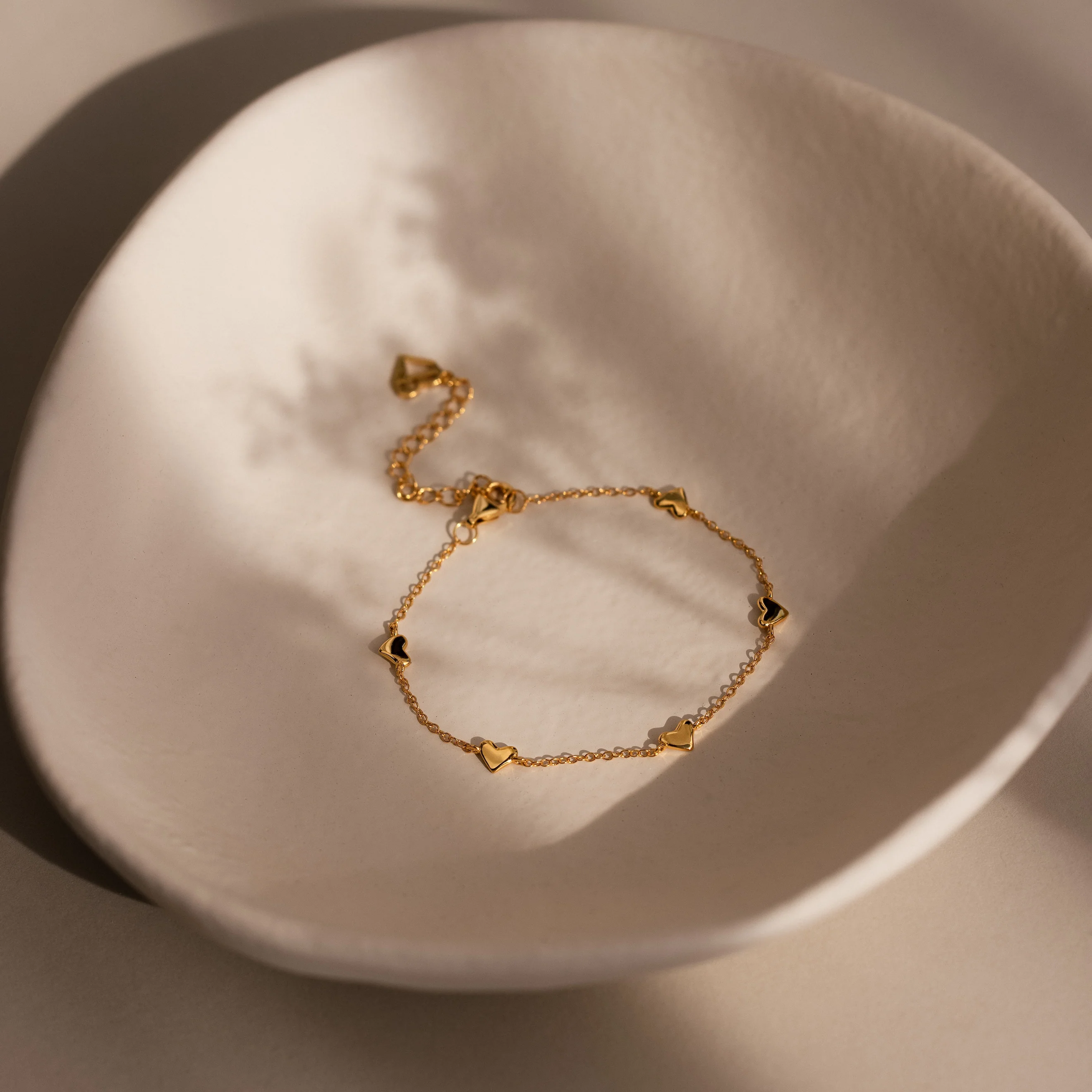 Heart Station Bracelet in 18K Gold - Image 4