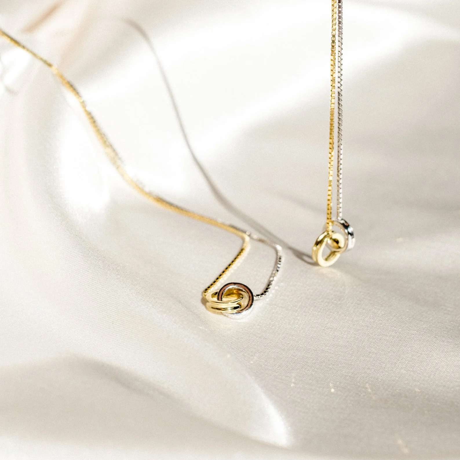 Interlocking Circles Necklace - Image 4