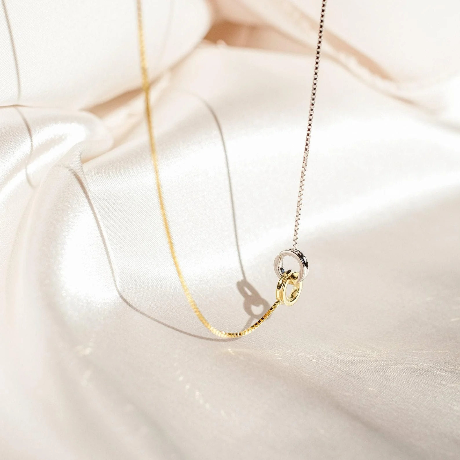 Interlocking Circles Necklace and Bracelet Set - Image 7
