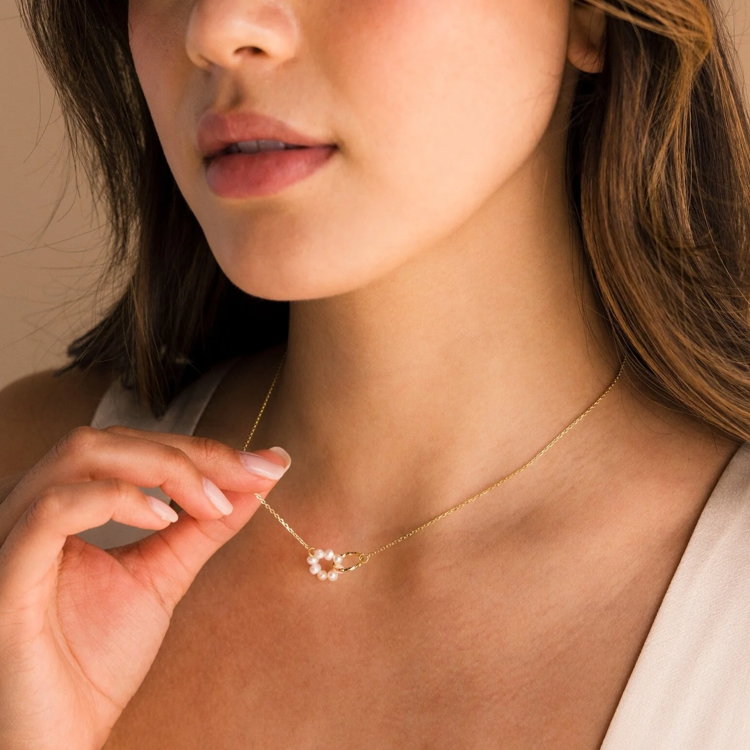 Interlocking Pearl Necklace in 18K Gold - Image 2