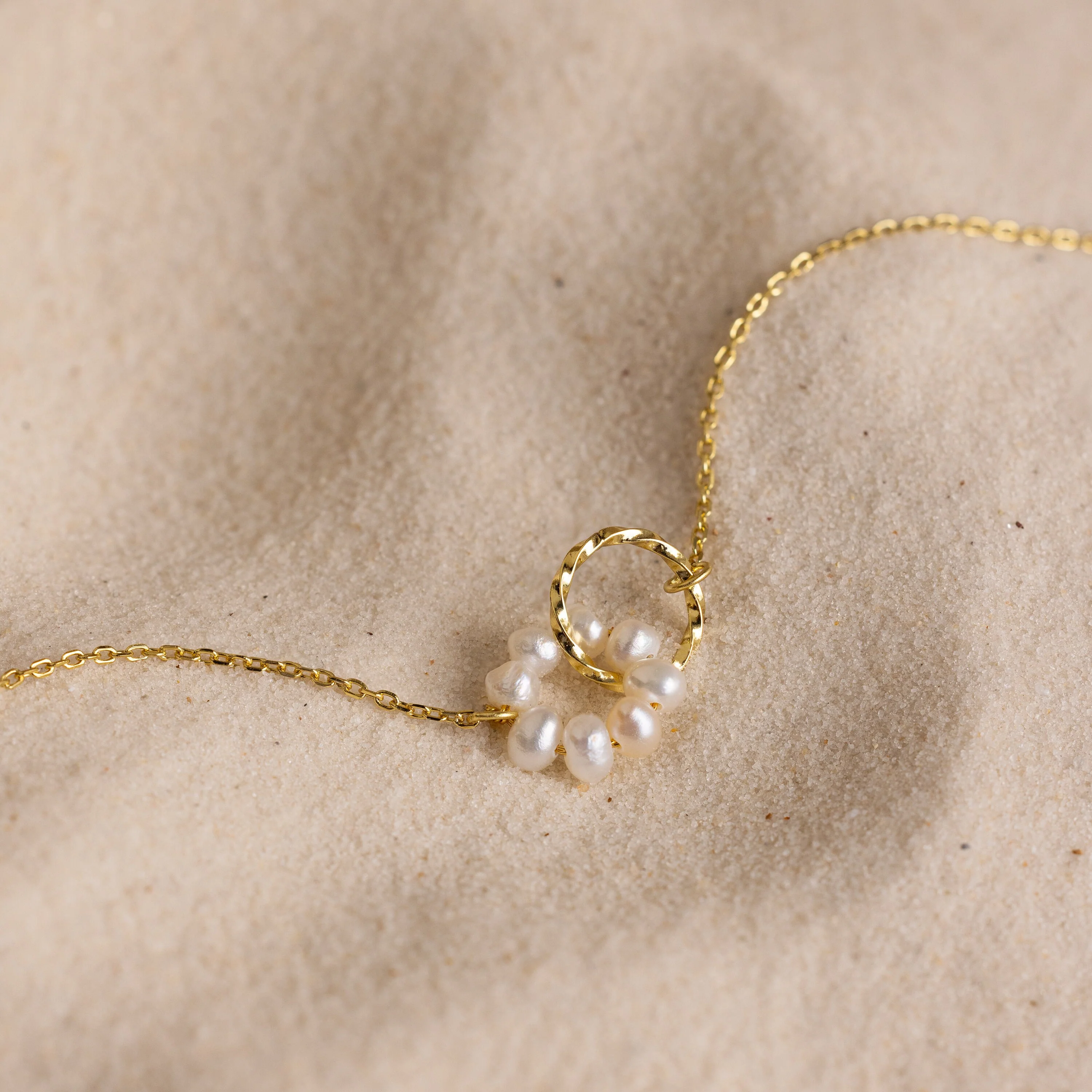 Interlocking Pearl Necklace in 18K Gold - Image 3