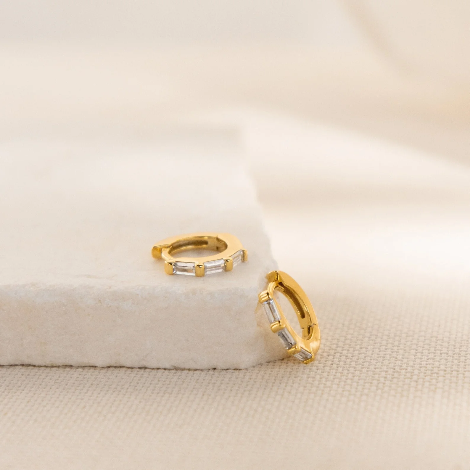 Kenia Diamond Huggies in 18K Gold - Image 3