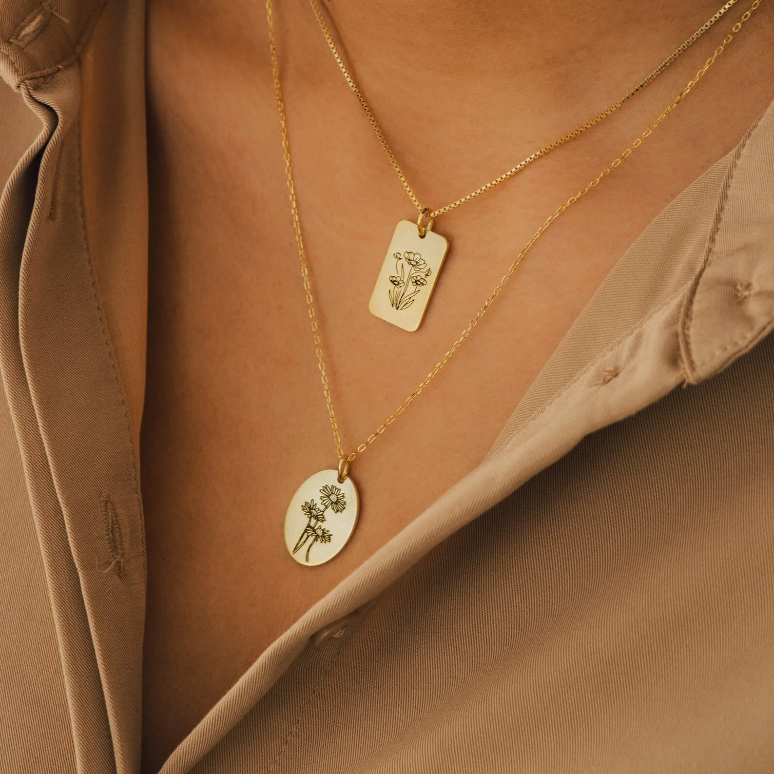Oval Birth Flower Necklace in 18K Gold - Image 4