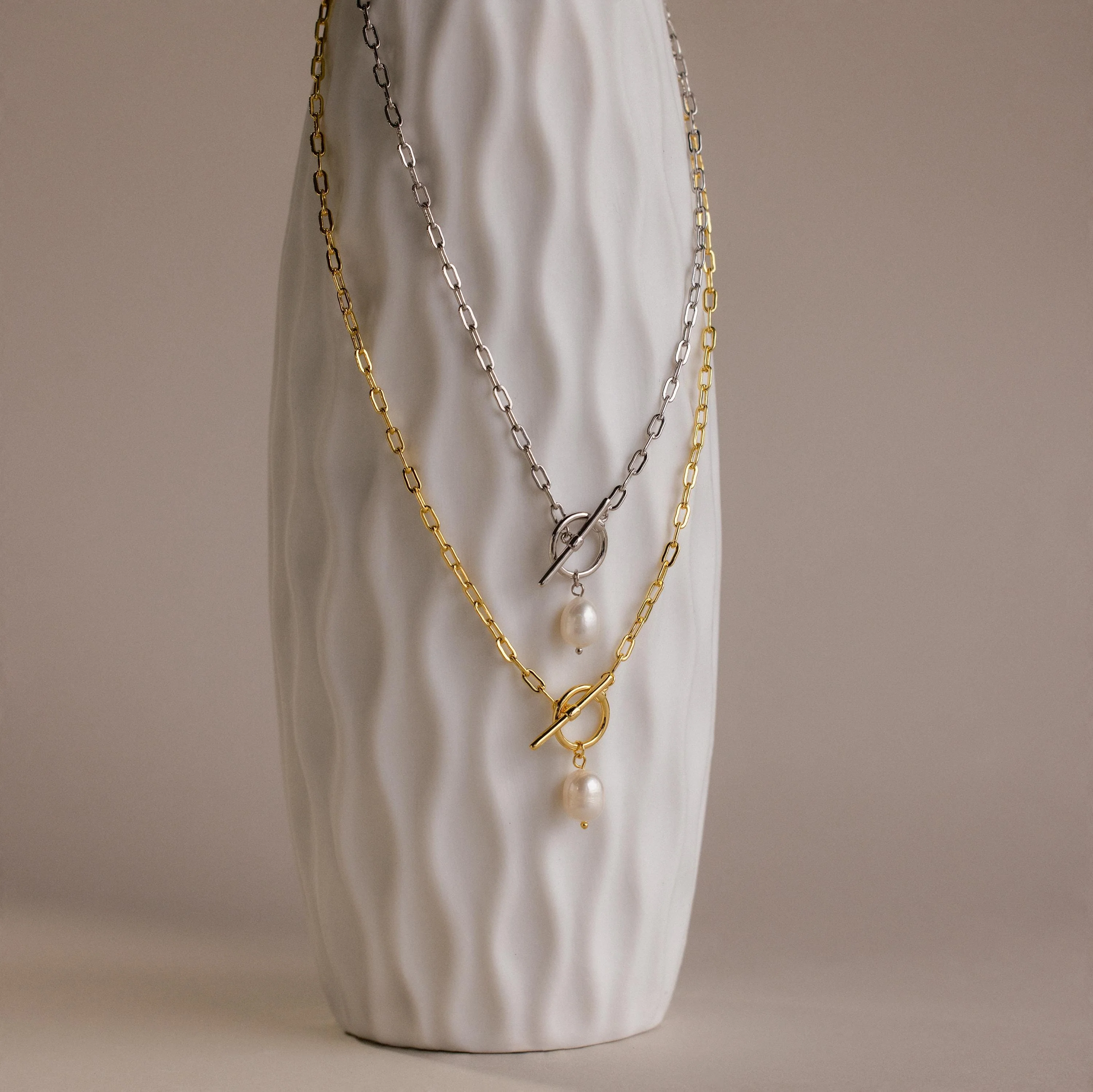 Paperclip Pearl Toggle Necklace - Image 3