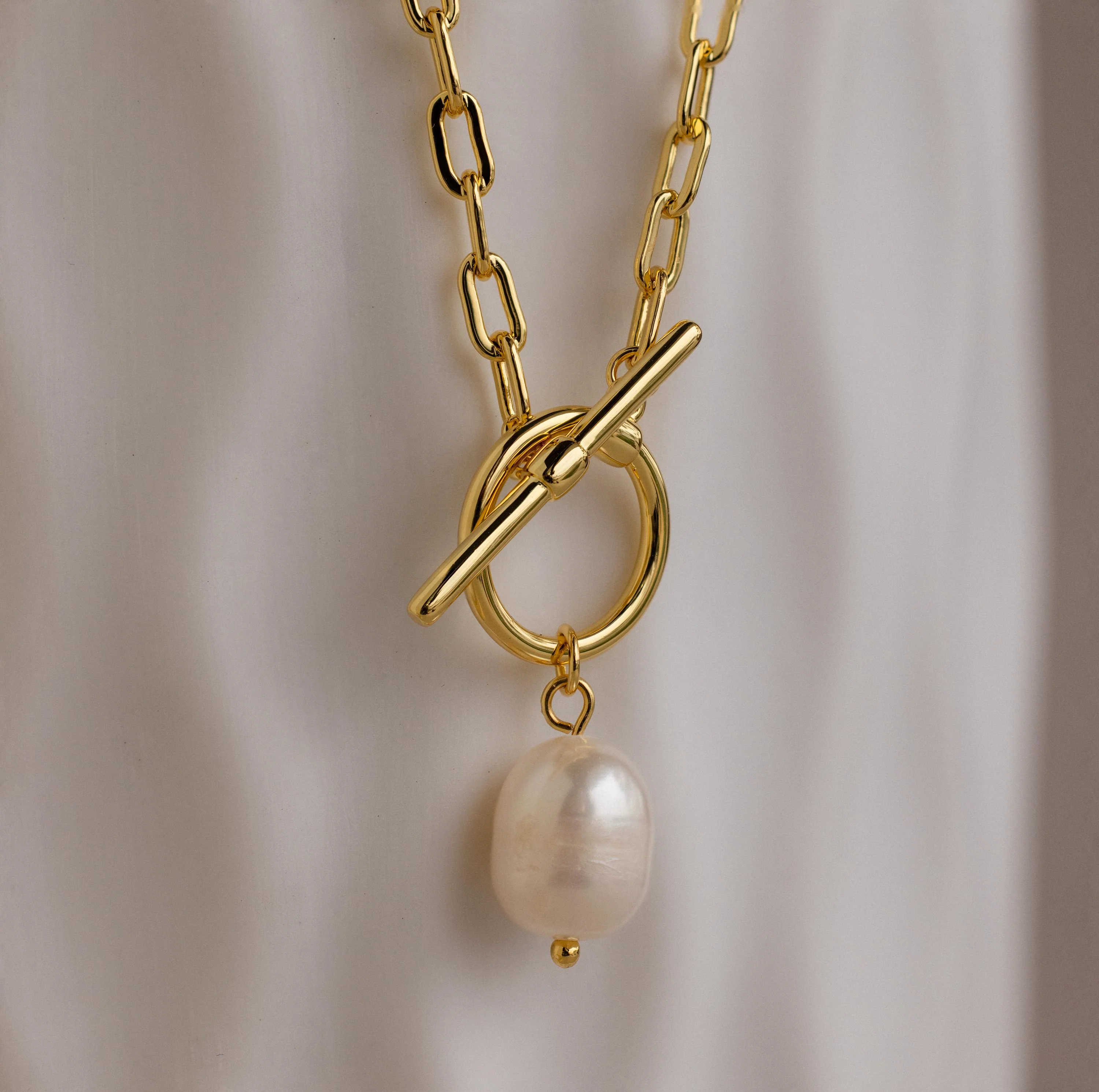 Paperclip Pearl Toggle Necklace - Image 7