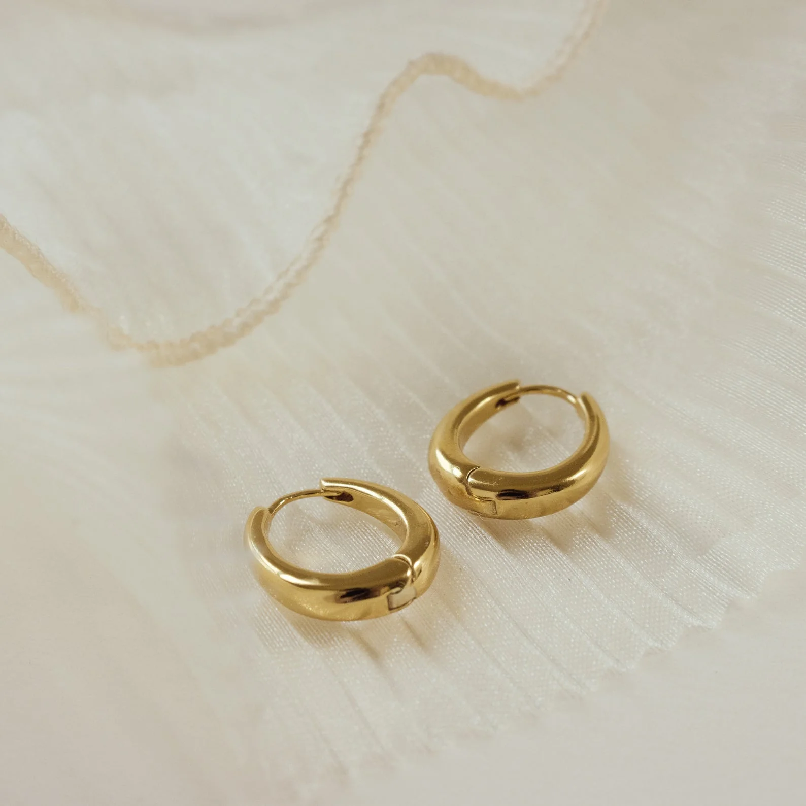 Paris Oval Hoops in 18K Gold - Image 4