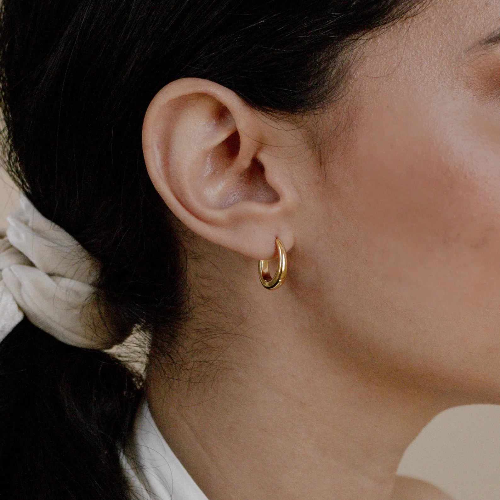 Paris Oval Hoops in 18K Gold - Image 3