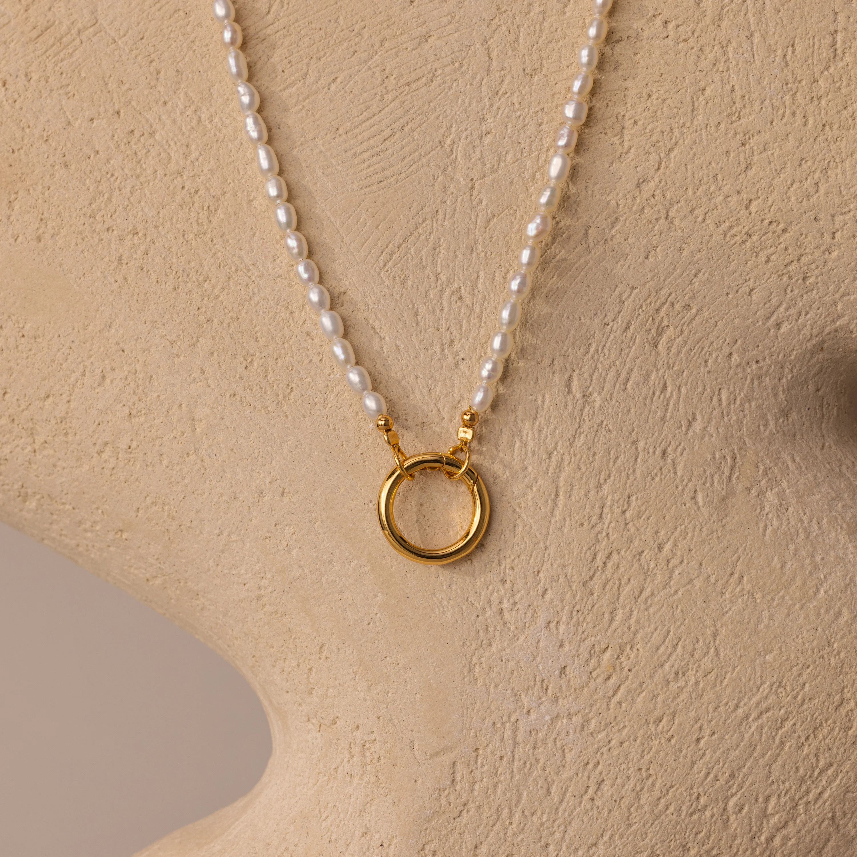 Pearl Chain Clasp Necklace in 18K Gold - Image 3