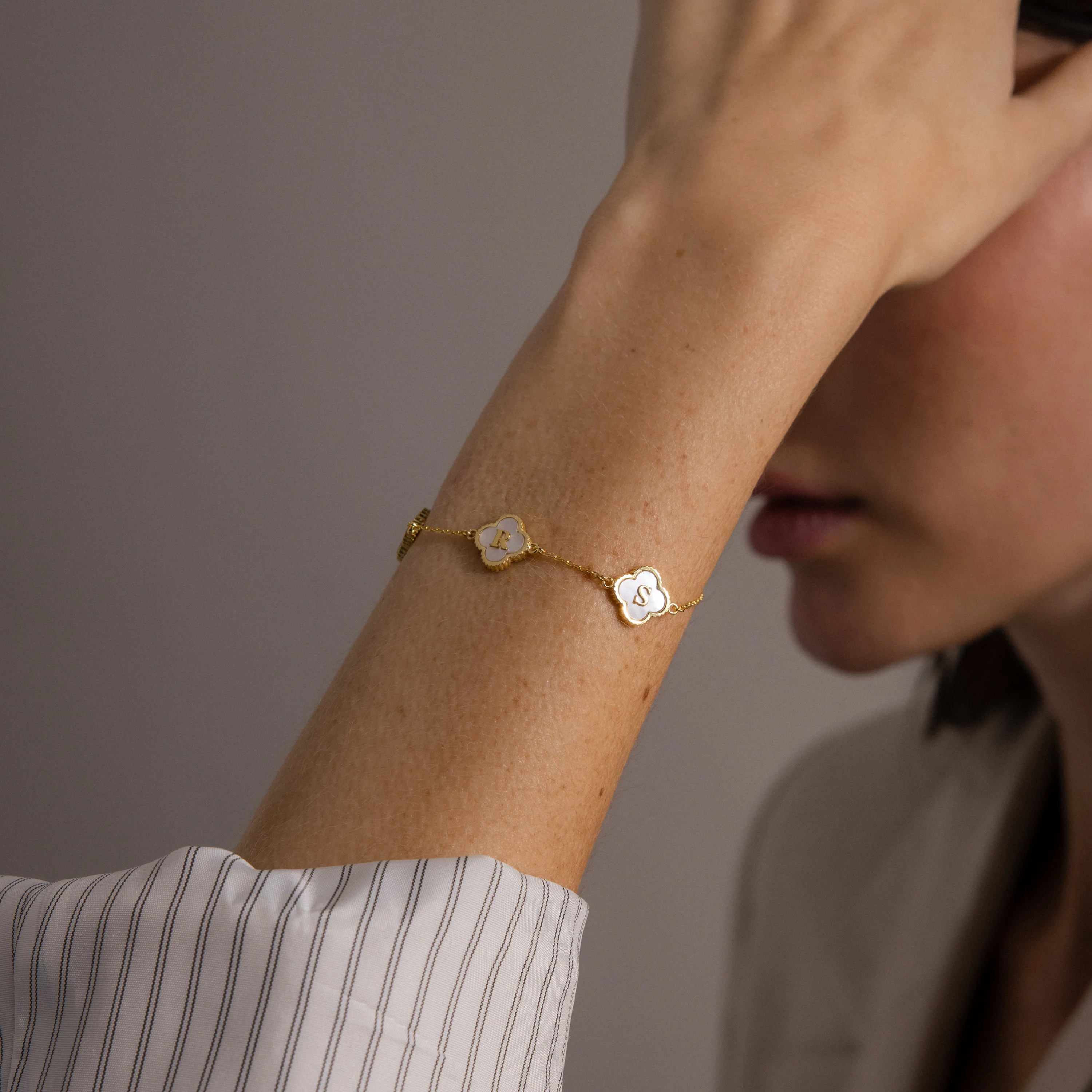 Pearl Clover Letter Bracelet in 18K Gold - Image 2