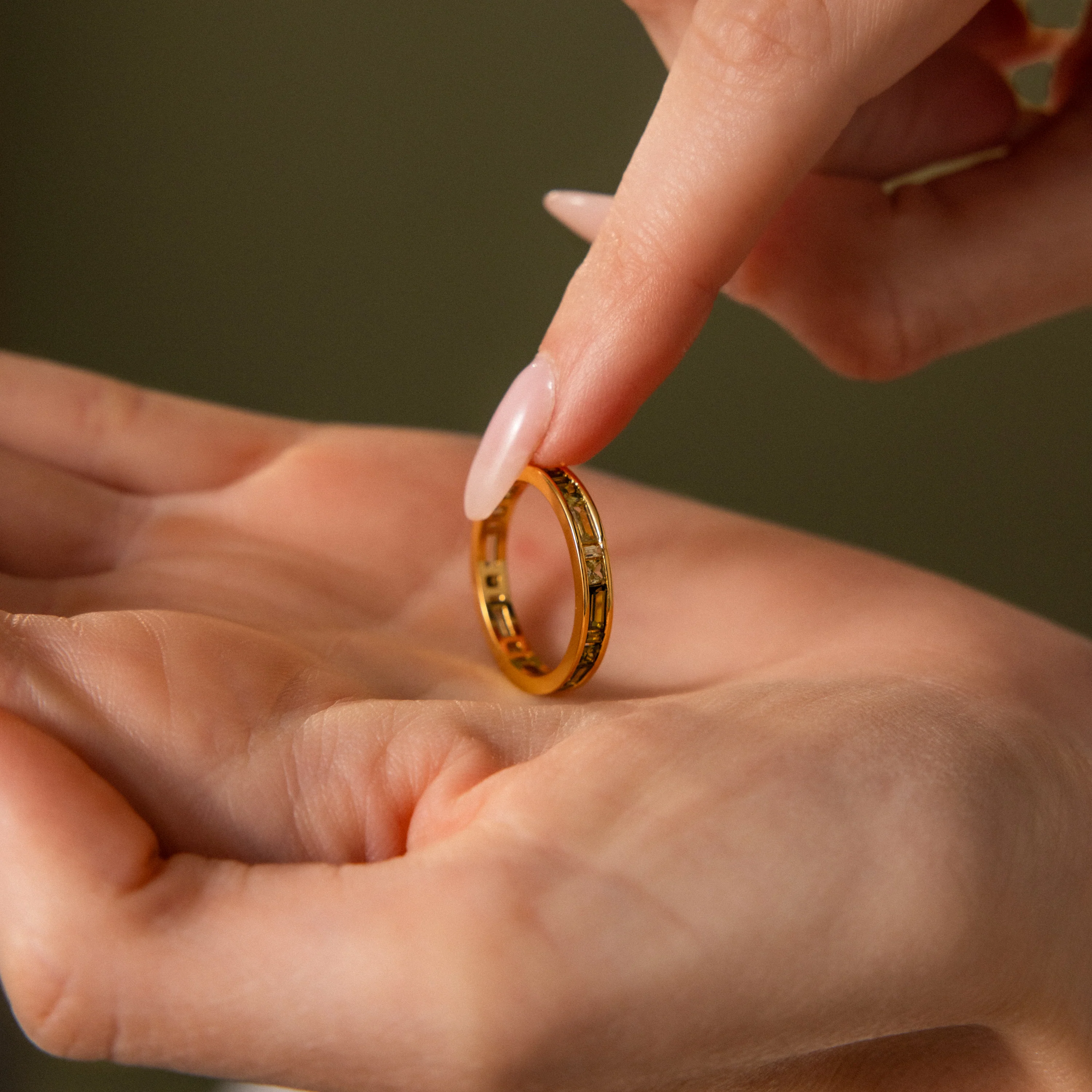 Peridot Inlay Eternity Ring - Image 4