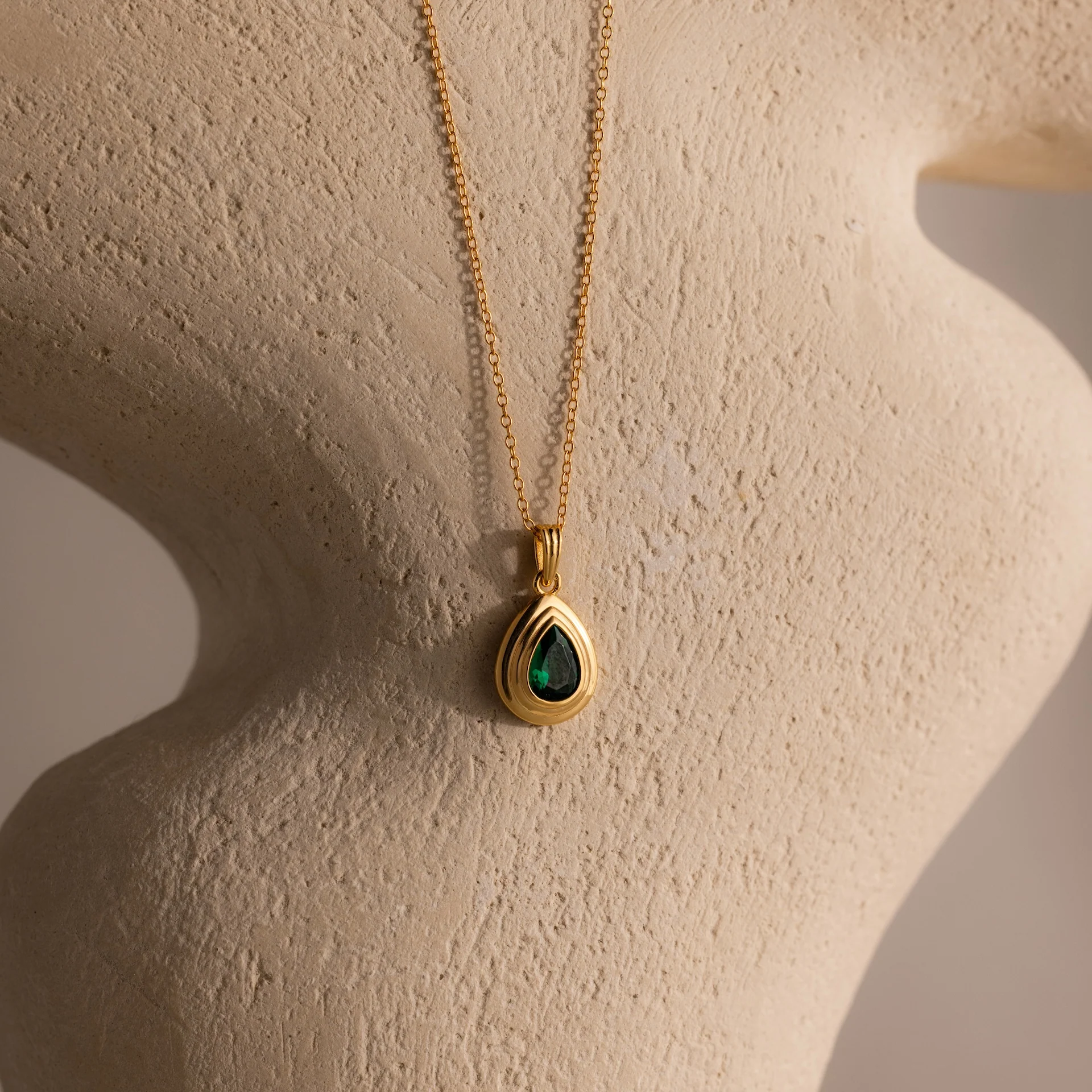 Ribbed Emerald Pendant Necklace