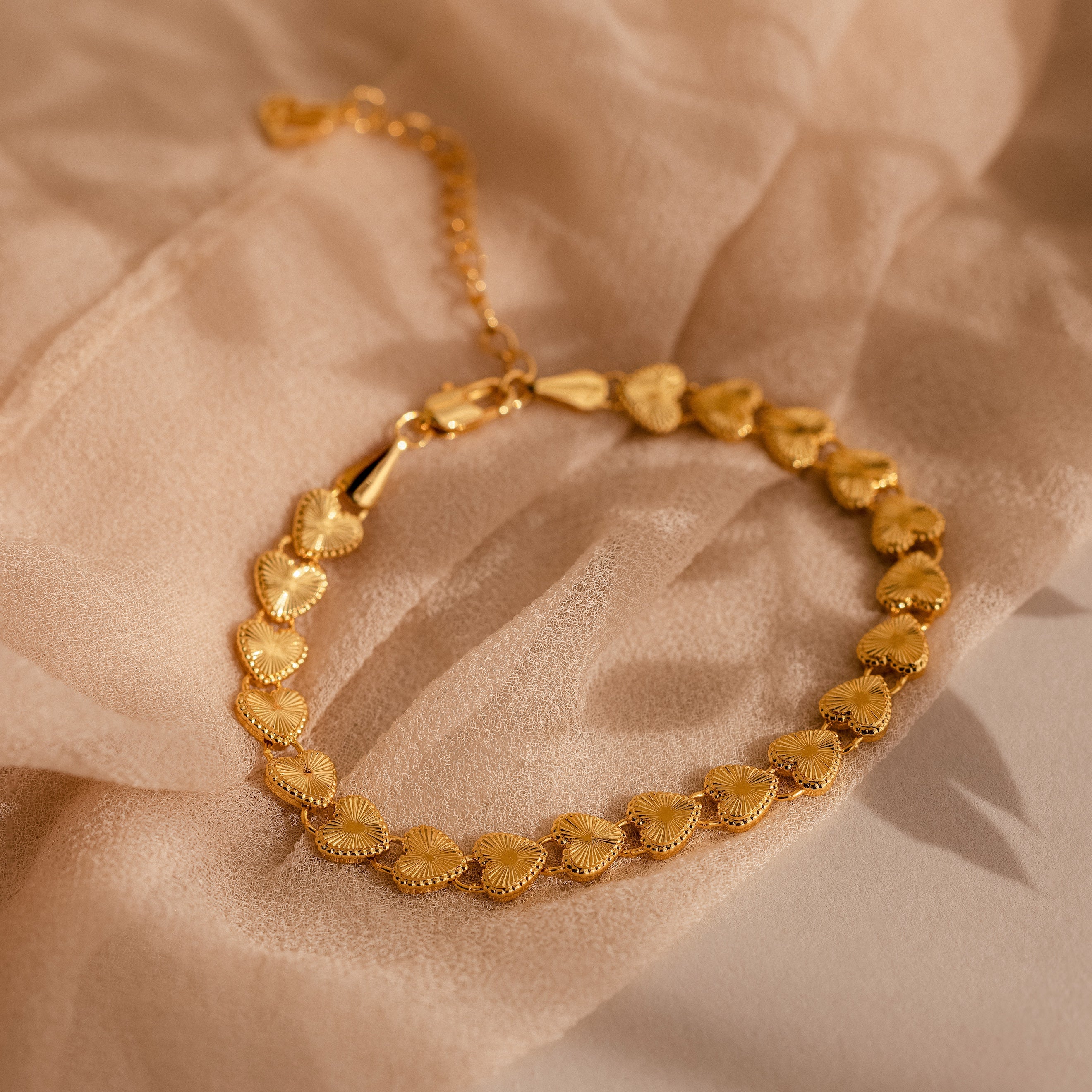 Ribbed Heart Link Bracelet in 18K Gold - Image 3