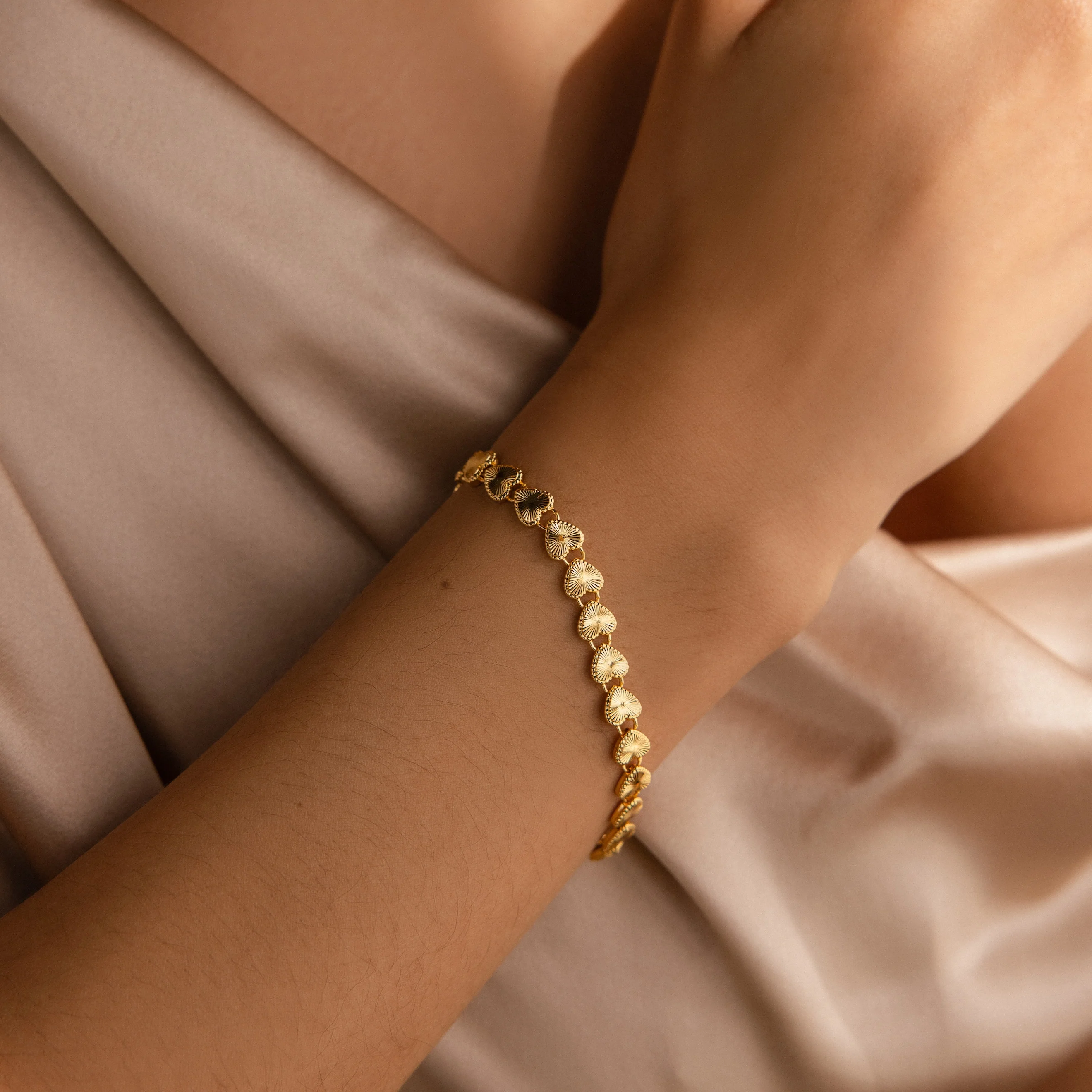 Ribbed Heart Link Bracelet - Image 3