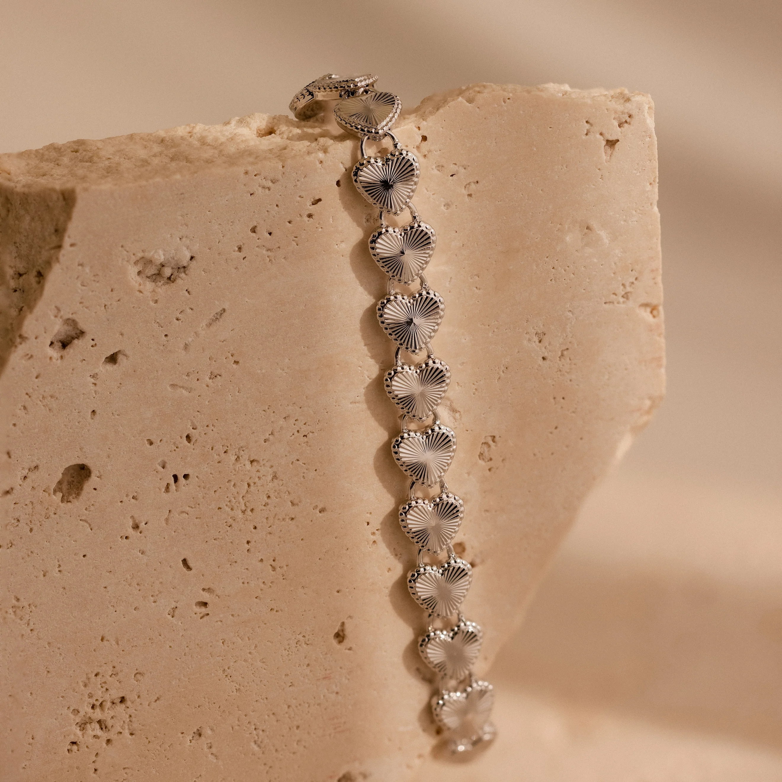 Ribbed Heart Link Bracelet in Silver - Image 5