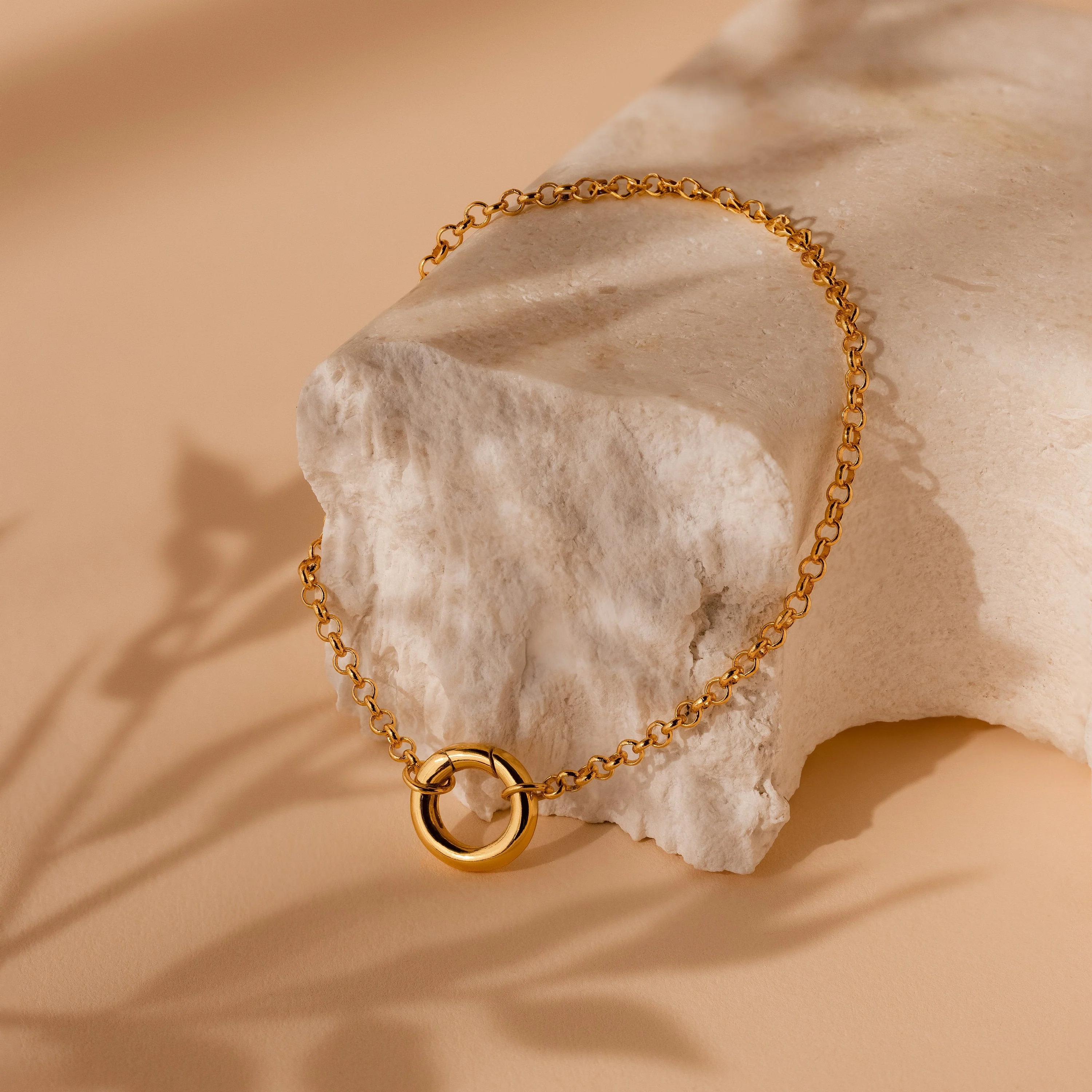 Rolo Circle Charm Bracelet in 18K Gold - Image 5