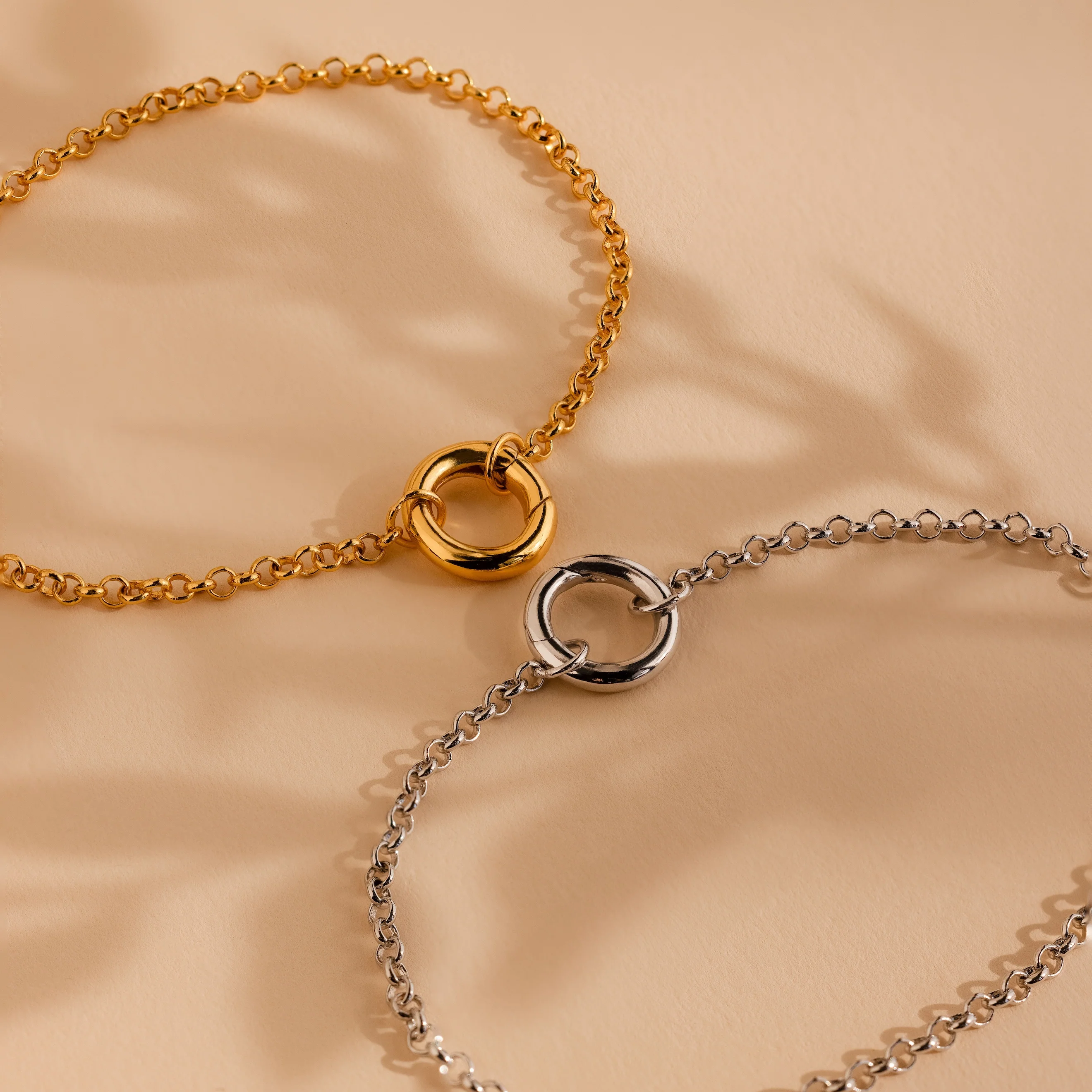 Rolo Circle Charm Bracelet in Silver - Image 7