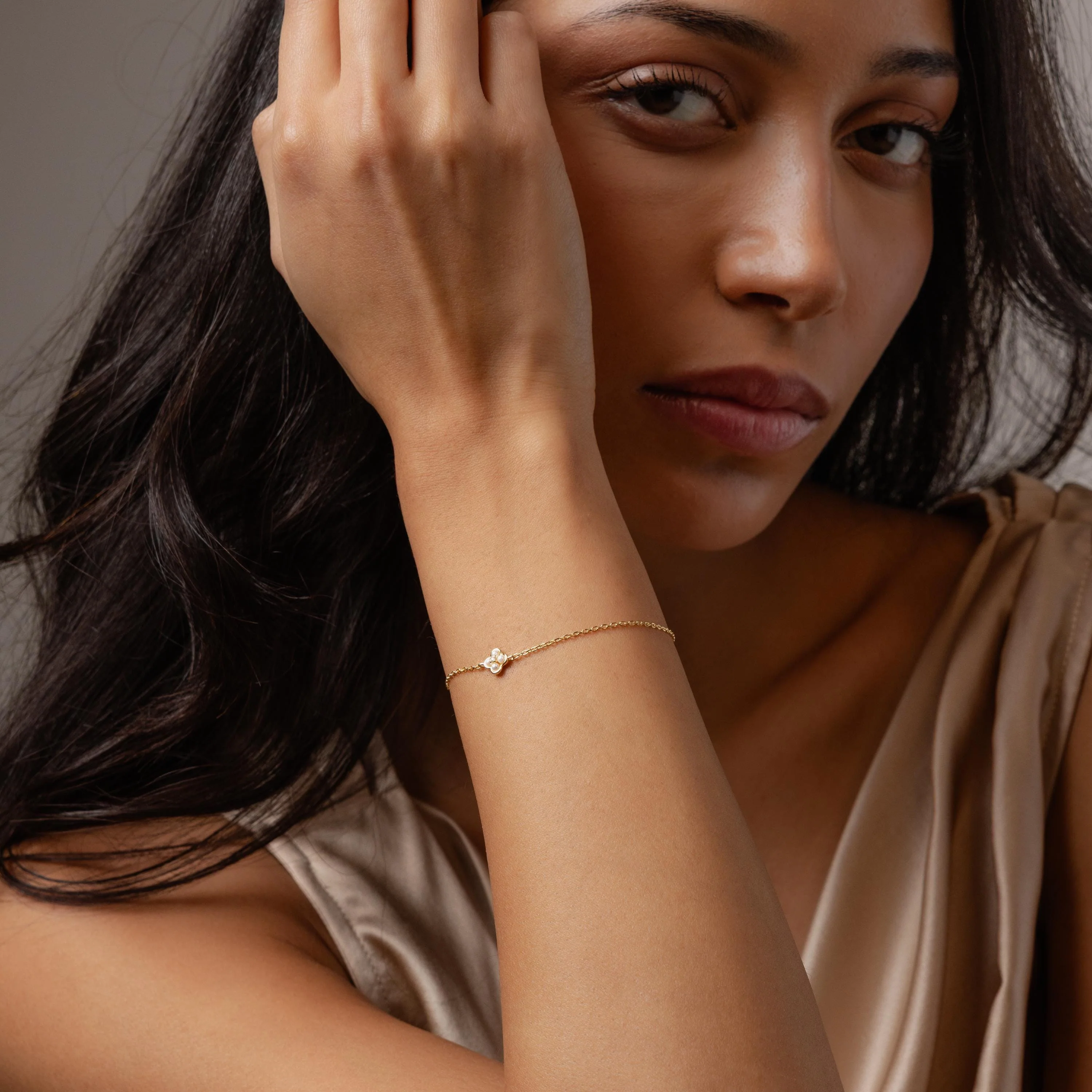Rounded Pearl Flower Bracelet in 18K Gold - Image 4