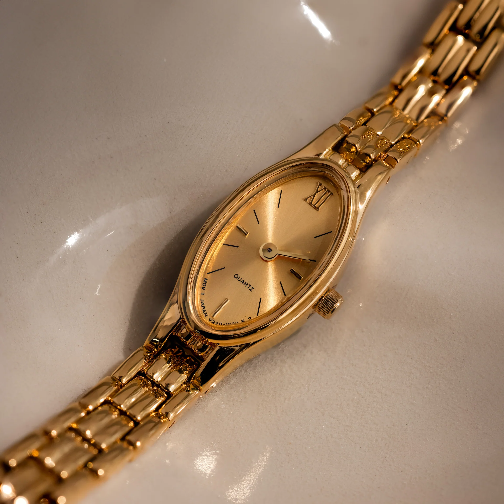 Slim Oval Timepiece in 18K Gold - Image 3