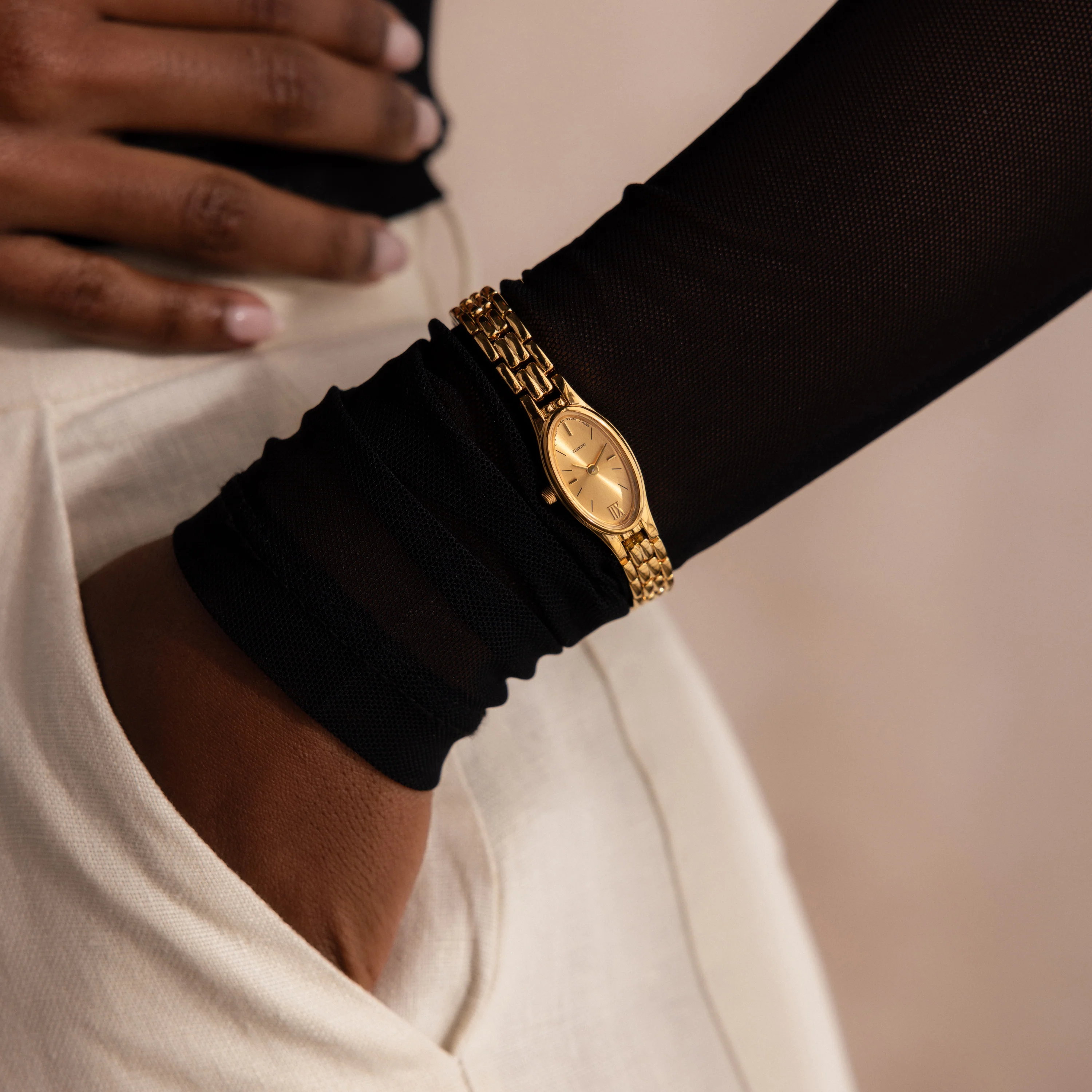 Slim Oval Timepiece in 18K Gold - Image 4