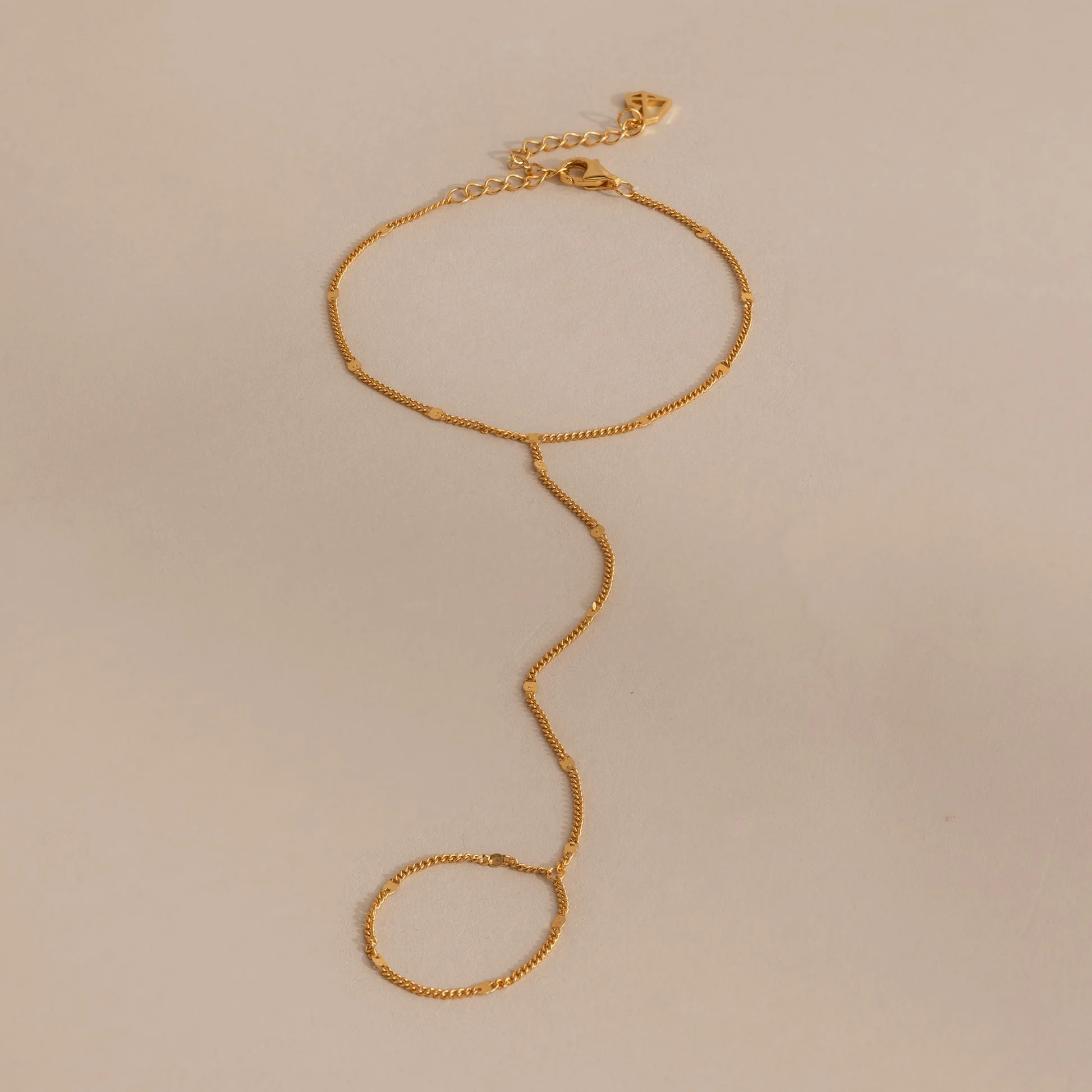 Star Curb Hand Chain Bracelet in 18K Gold - Image 2