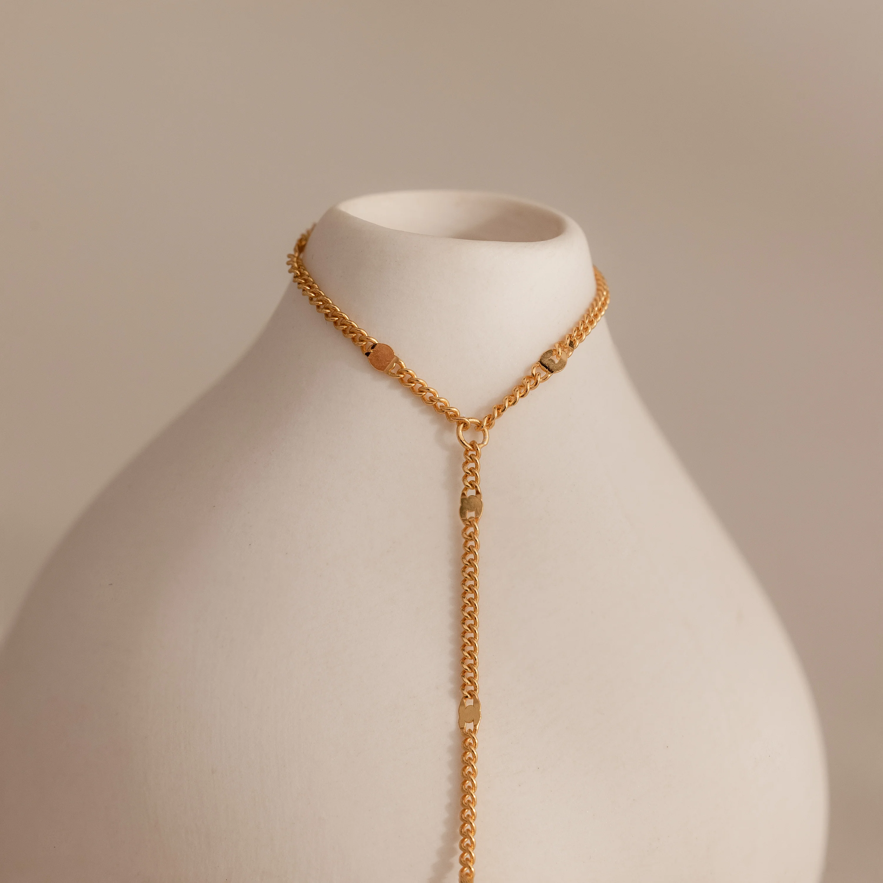 Star Curb Hand Chain Bracelet in 18K Gold - Image 3