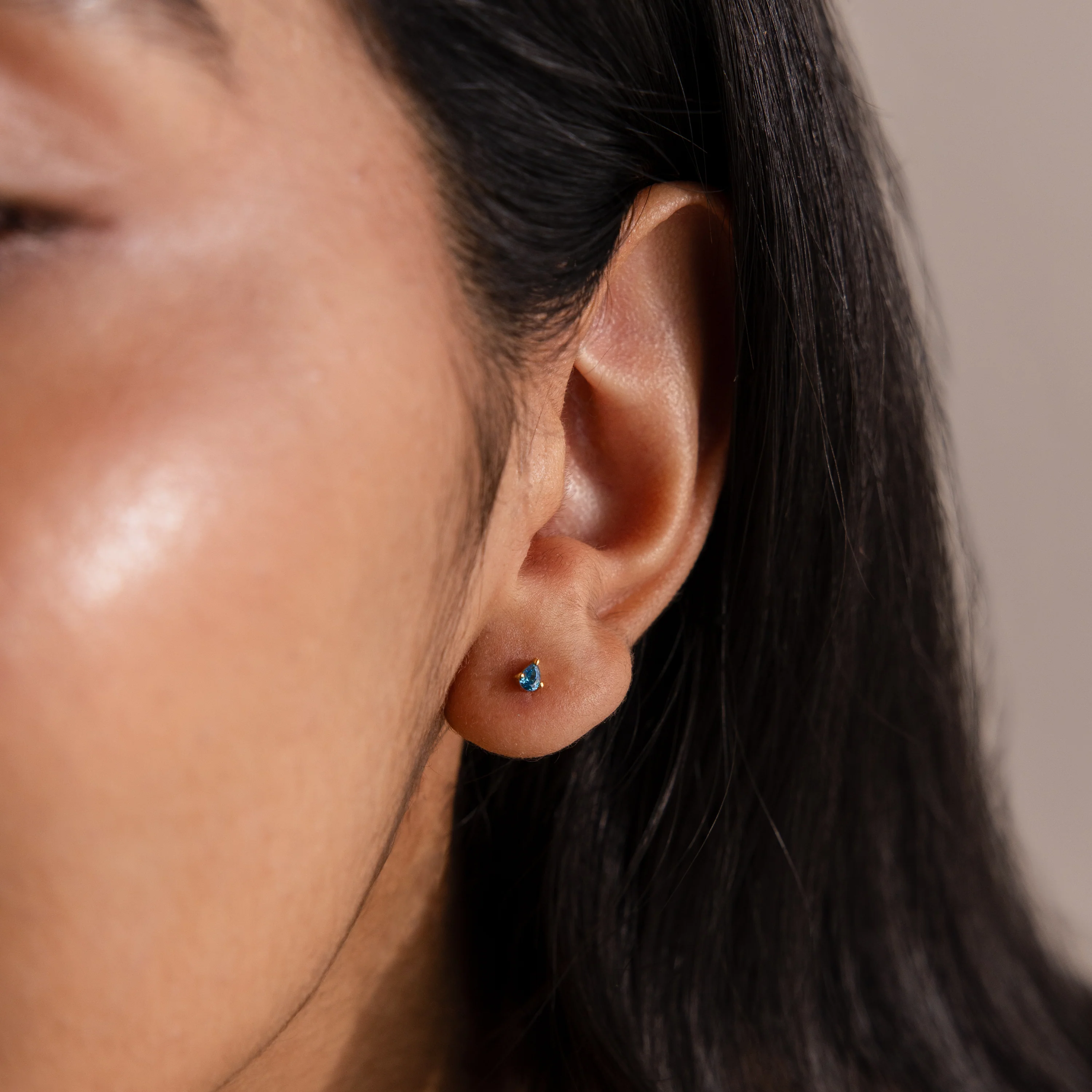 Teardrop Emerald Flatback Studs - Image 2