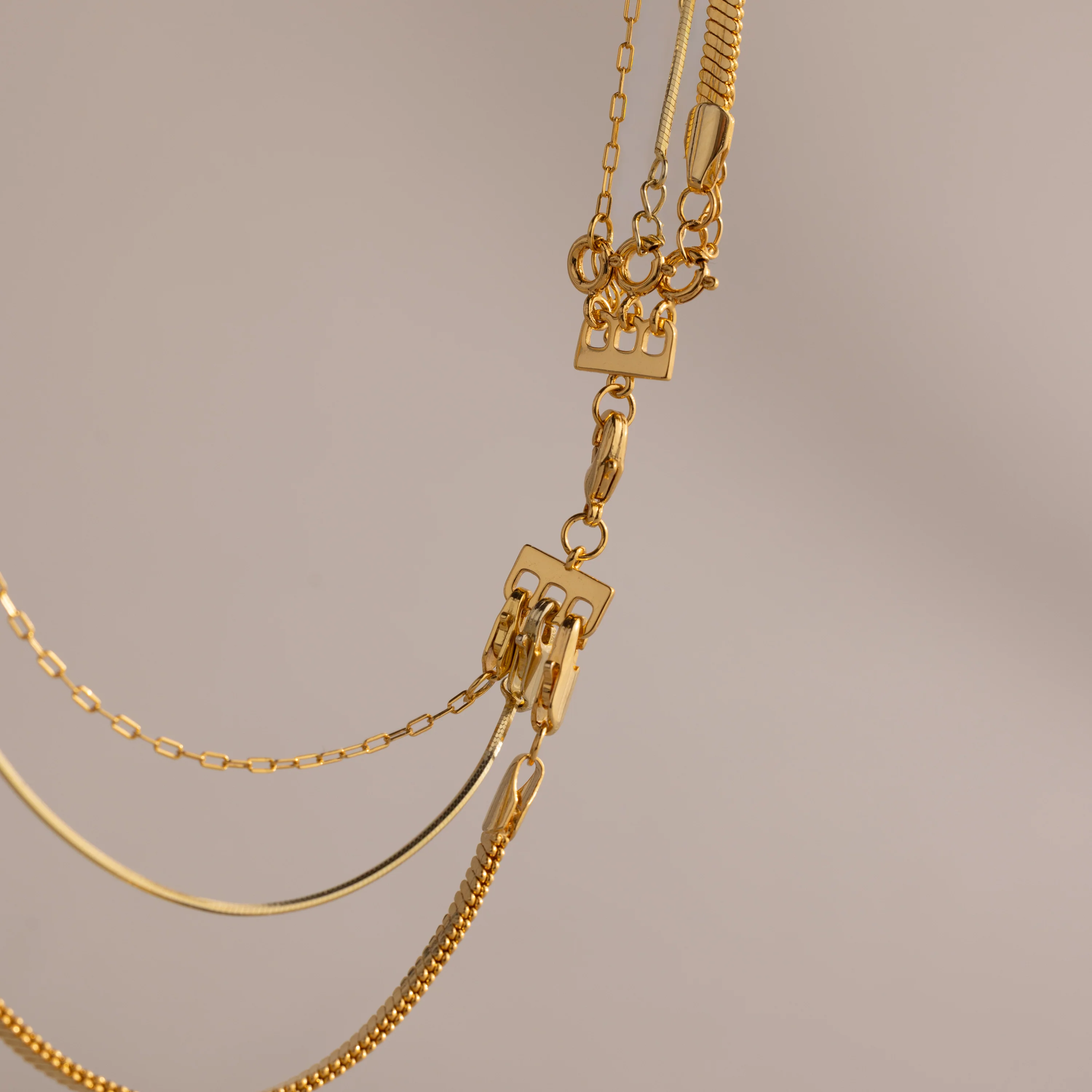 Triple Layering Clasp in 18K Gold - Image 3