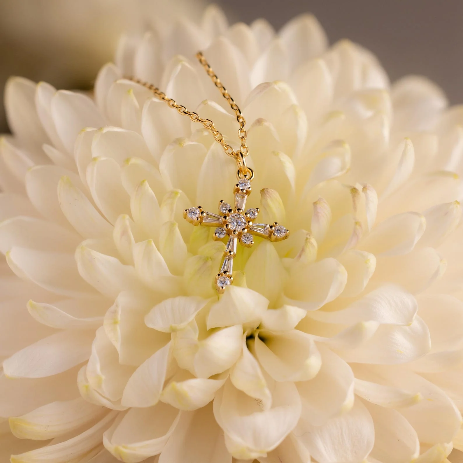 Vintage Diamond Cross Necklace in 18K Gold - Image 5