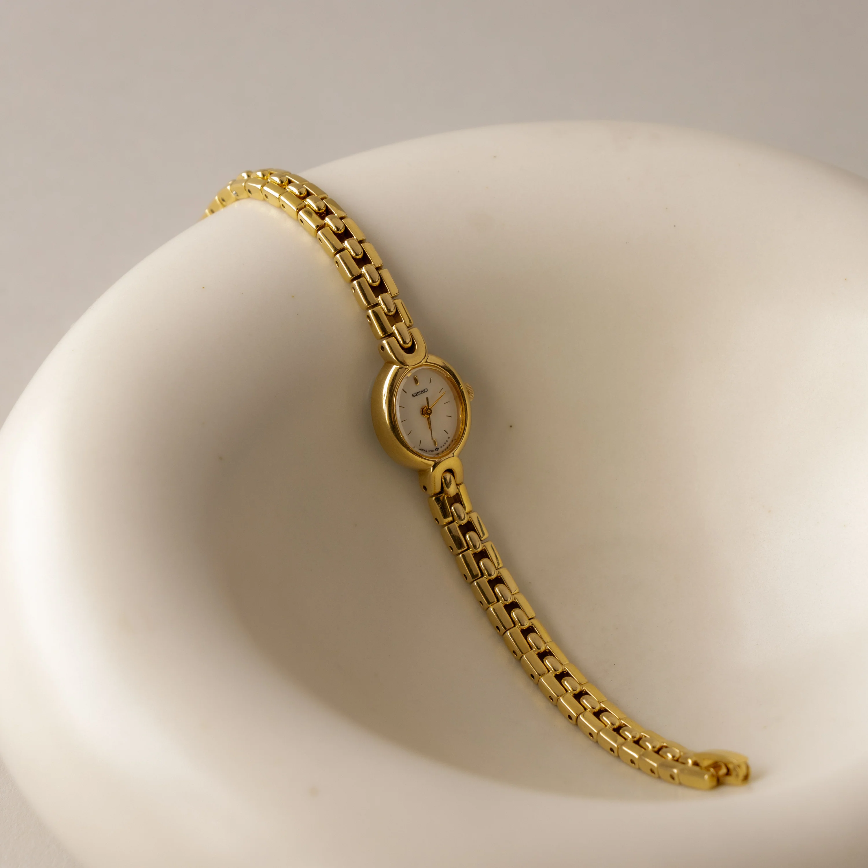 Vintage Seiko Dainty Oval Link Gold Watch - Image 2